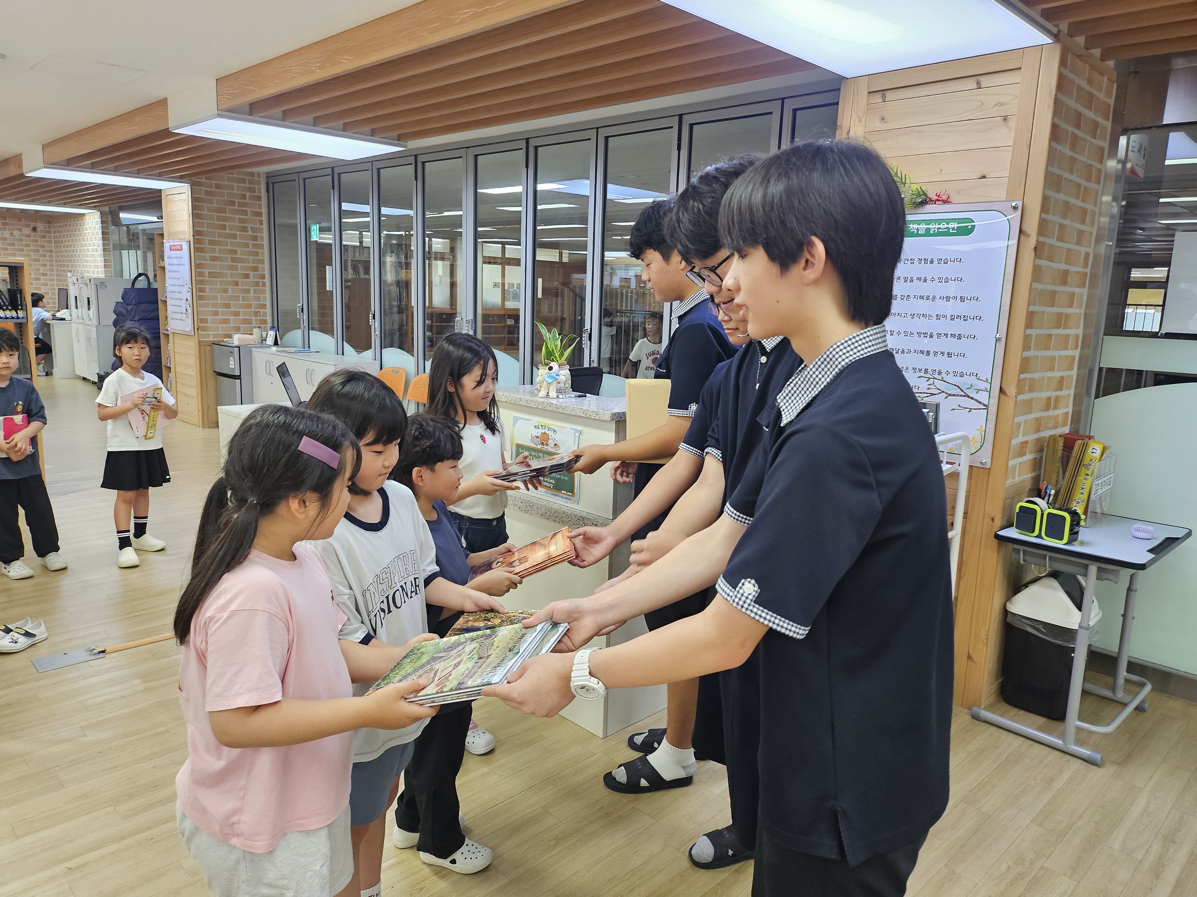 책장을 넘기며 마음을 잇다… 함안중, 감계초와 독서 나눔 - 관련이미지1