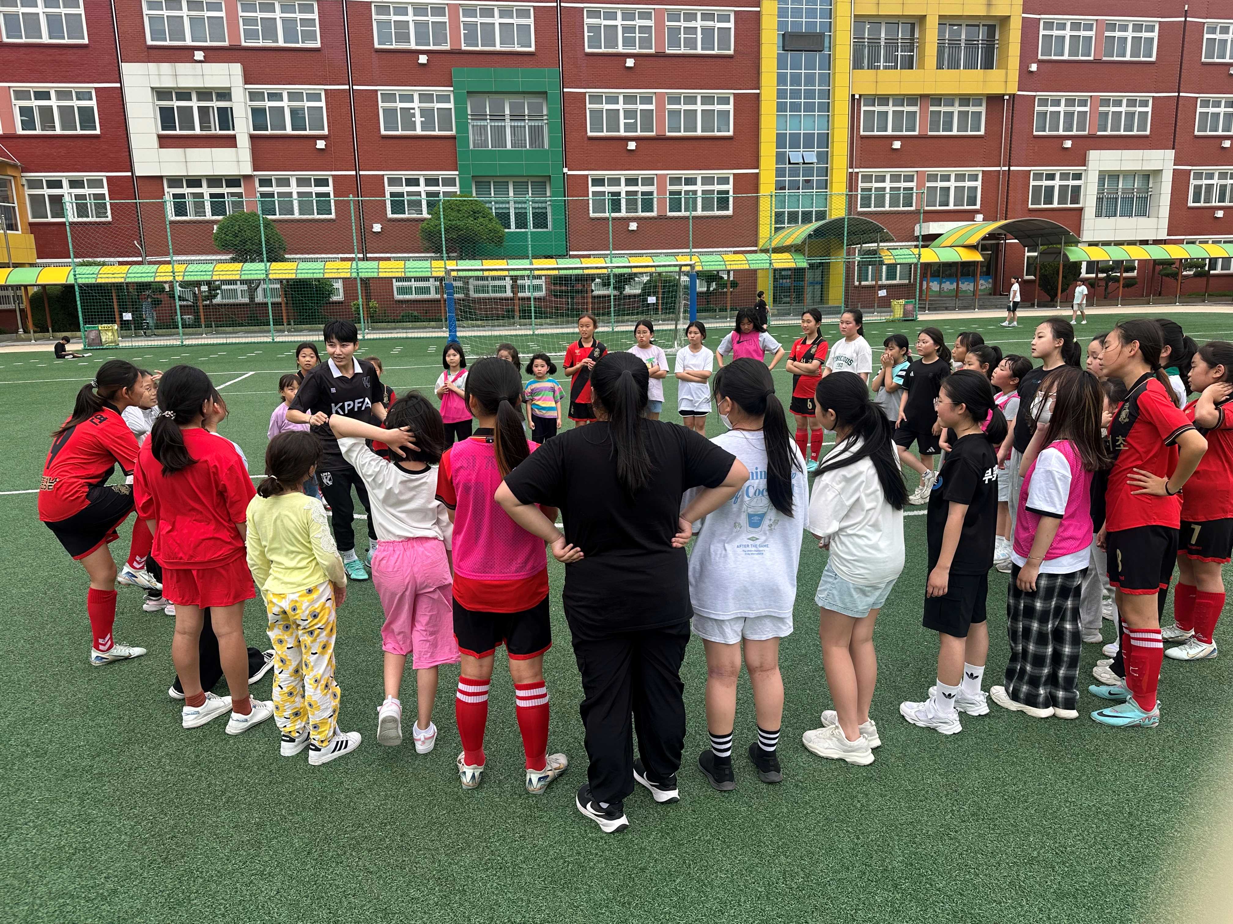 명서초, 여자축구 스타 여민지와 함께하는 축구 클리닉 실시 - 관련이미지2
