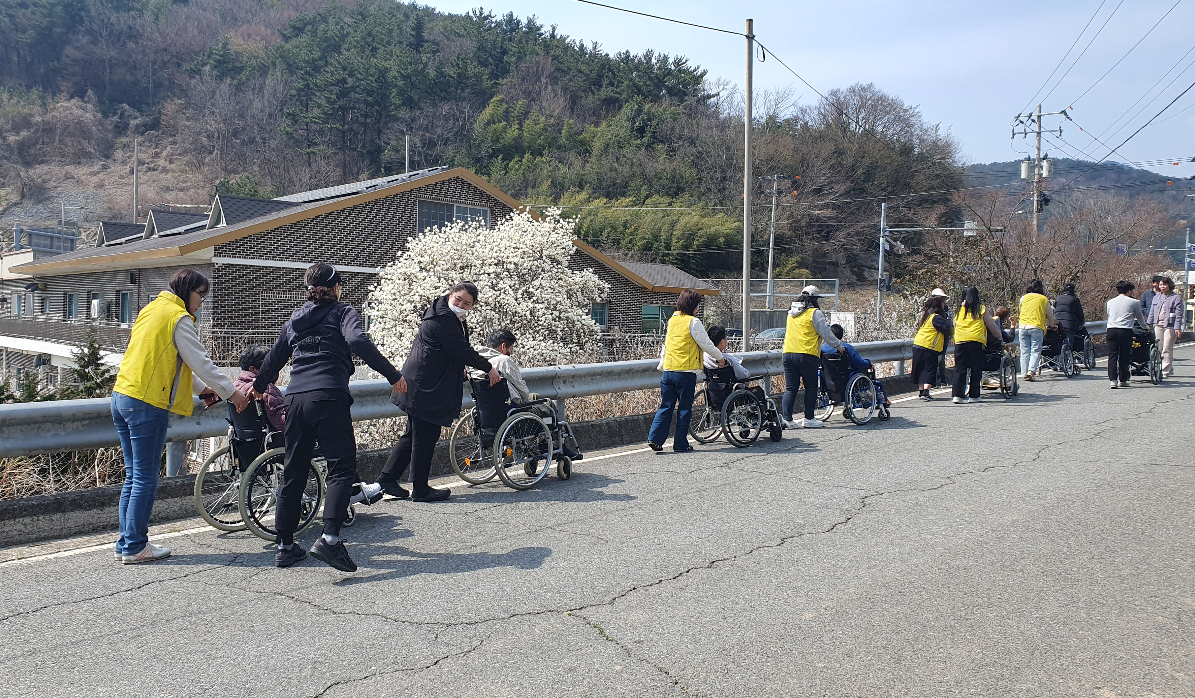 남해교육지원청, 장애인복지시설에서 봉사활동으로 나눔 실천 - 관련이미지2
