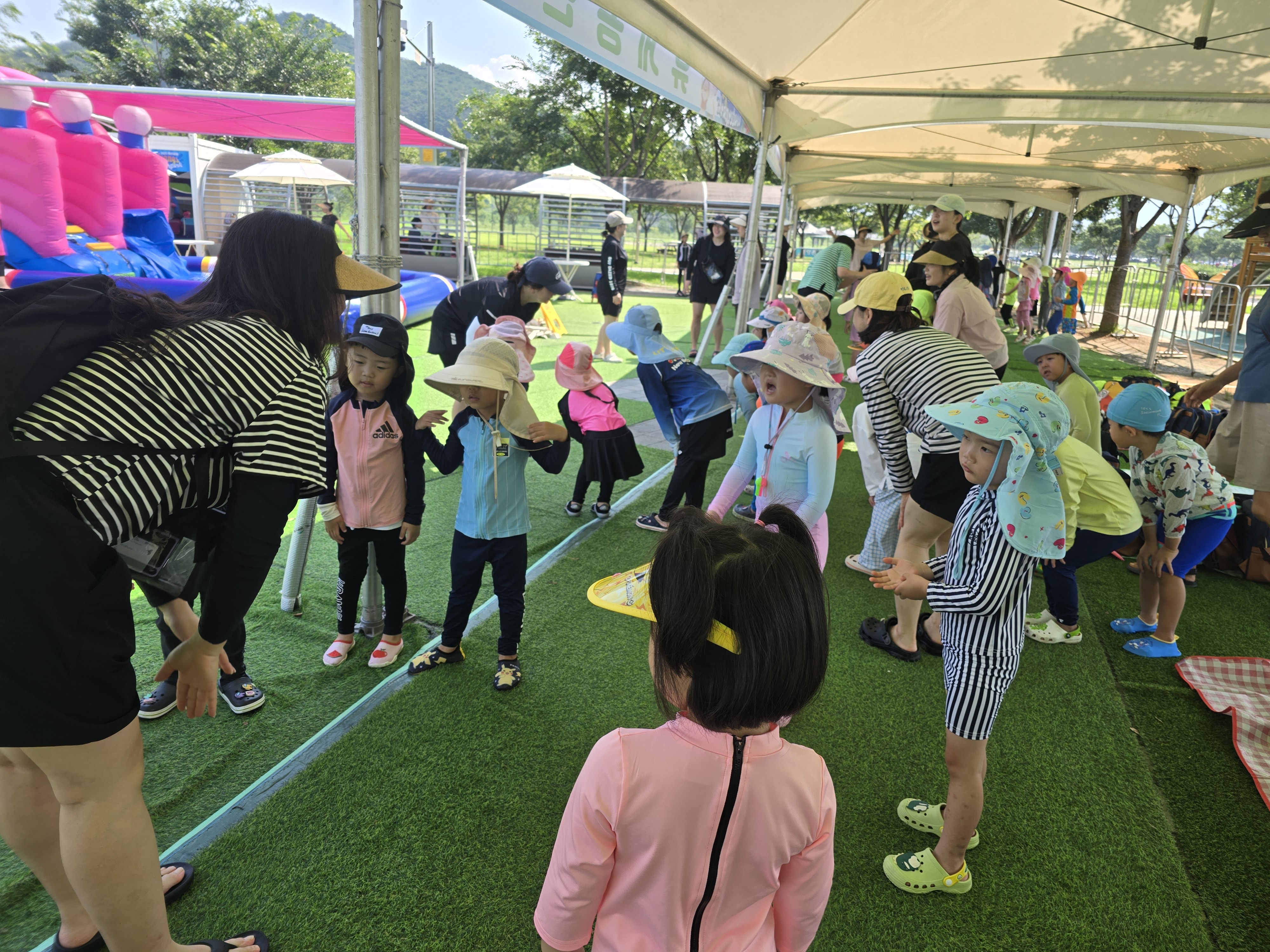 가촌초병설유치원, 황산공원 물놀이 체험 실시 - 관련이미지1
