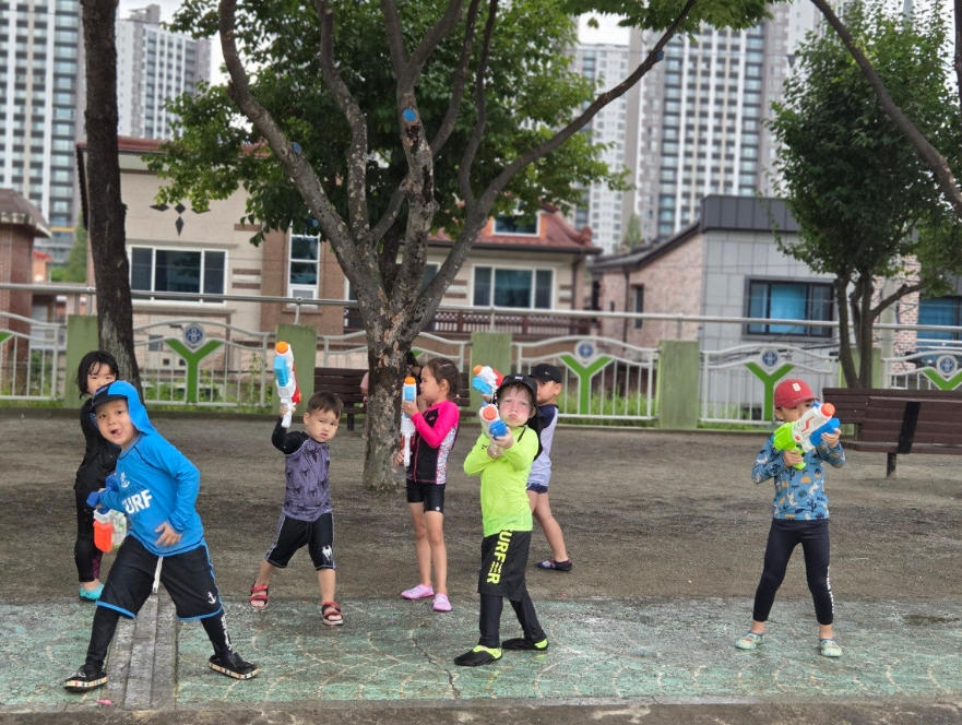 용지초등학교, 유치원과 손잡고 ‘여름아 부탁해’ 물놀이 축제 성황리 개최 - 관련이미지2