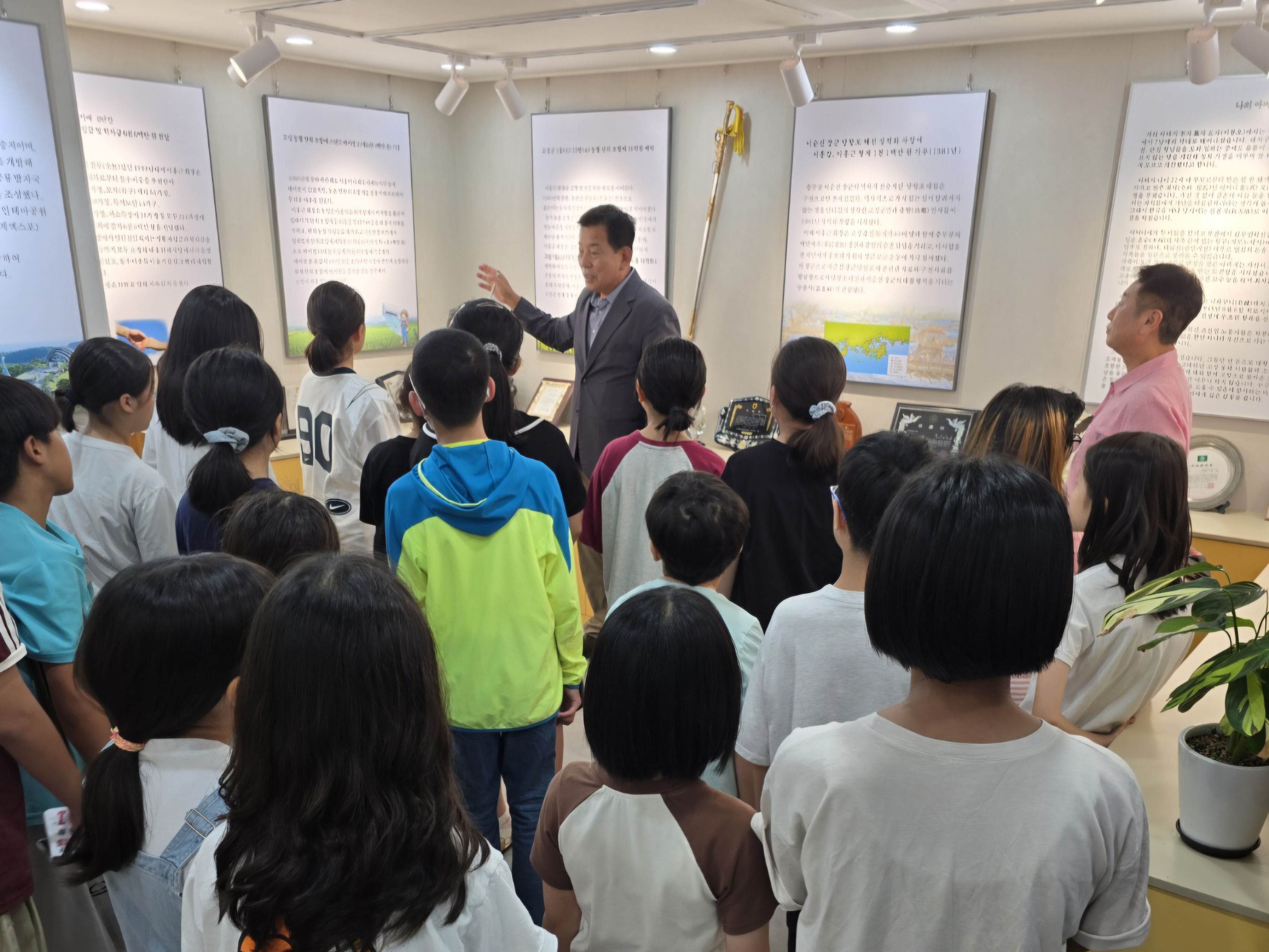 철성초“우보 이홍근 전시홀 체험학습을 통해 나눔의 삶을 배우다” - 관련이미지2