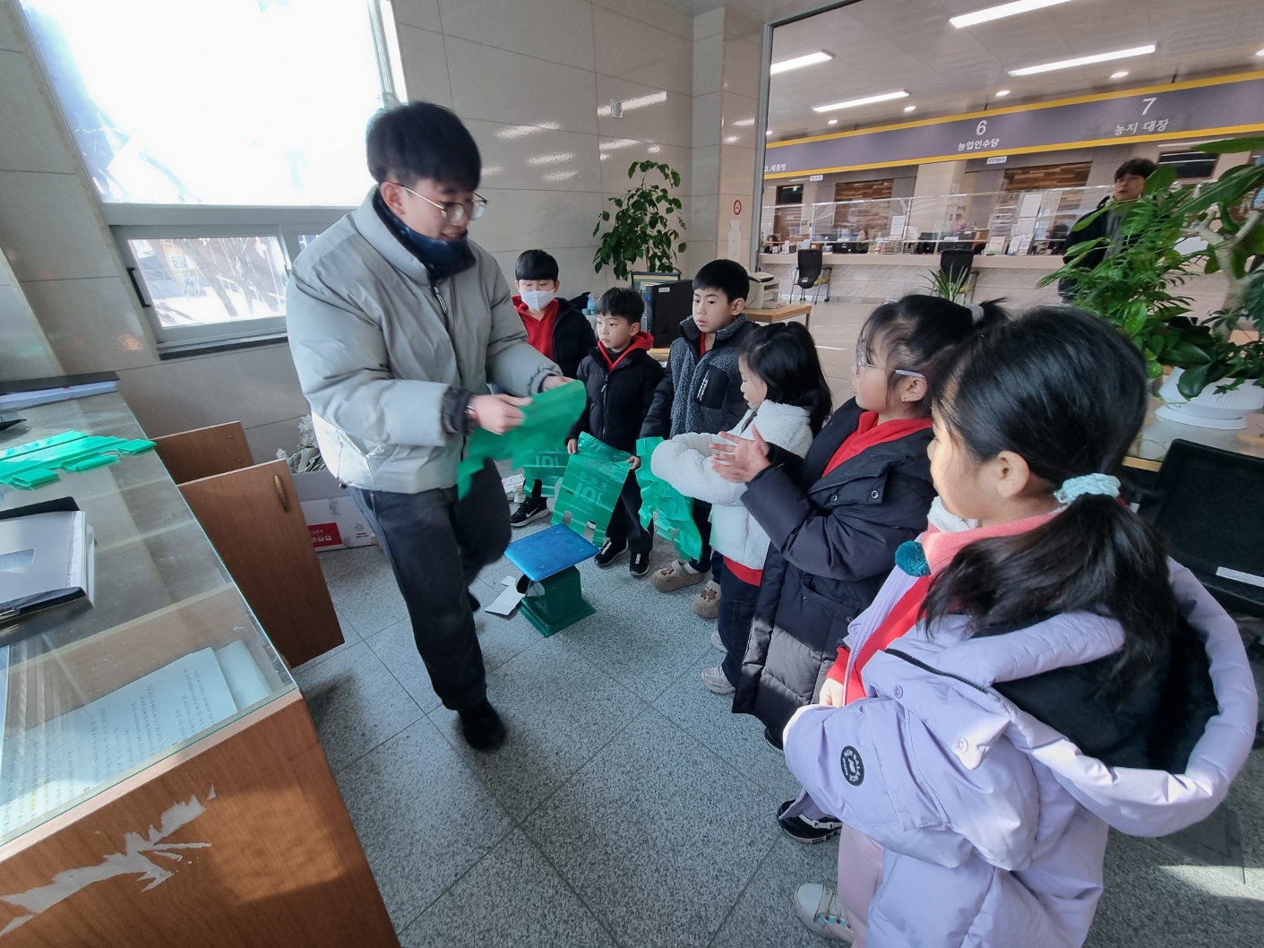 ‘한림초 1학년, 생활 속 실천으로 배우는 우유팩 재활용 환경교육’  한림면 행정복지센터 방문을 통한 자원 순환 과정 체험 - 관련이미지4