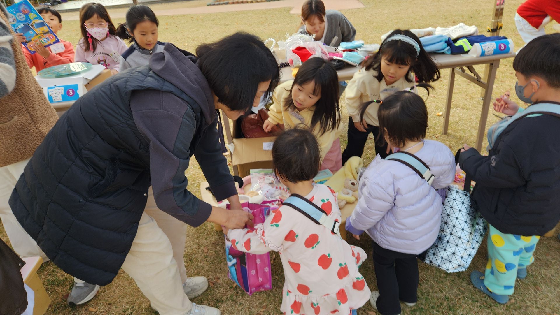 창원한별유치원, 봉림동 행정복지센터에 이웃돕기 성금 전달 - 관련이미지3