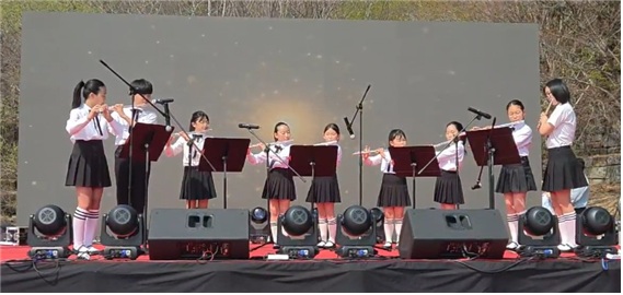 봄의 시작을 알린 첫 선율, 북부동 눈꽃축제 연 김해신명초등학교 오케스트라 - 관련이미지1