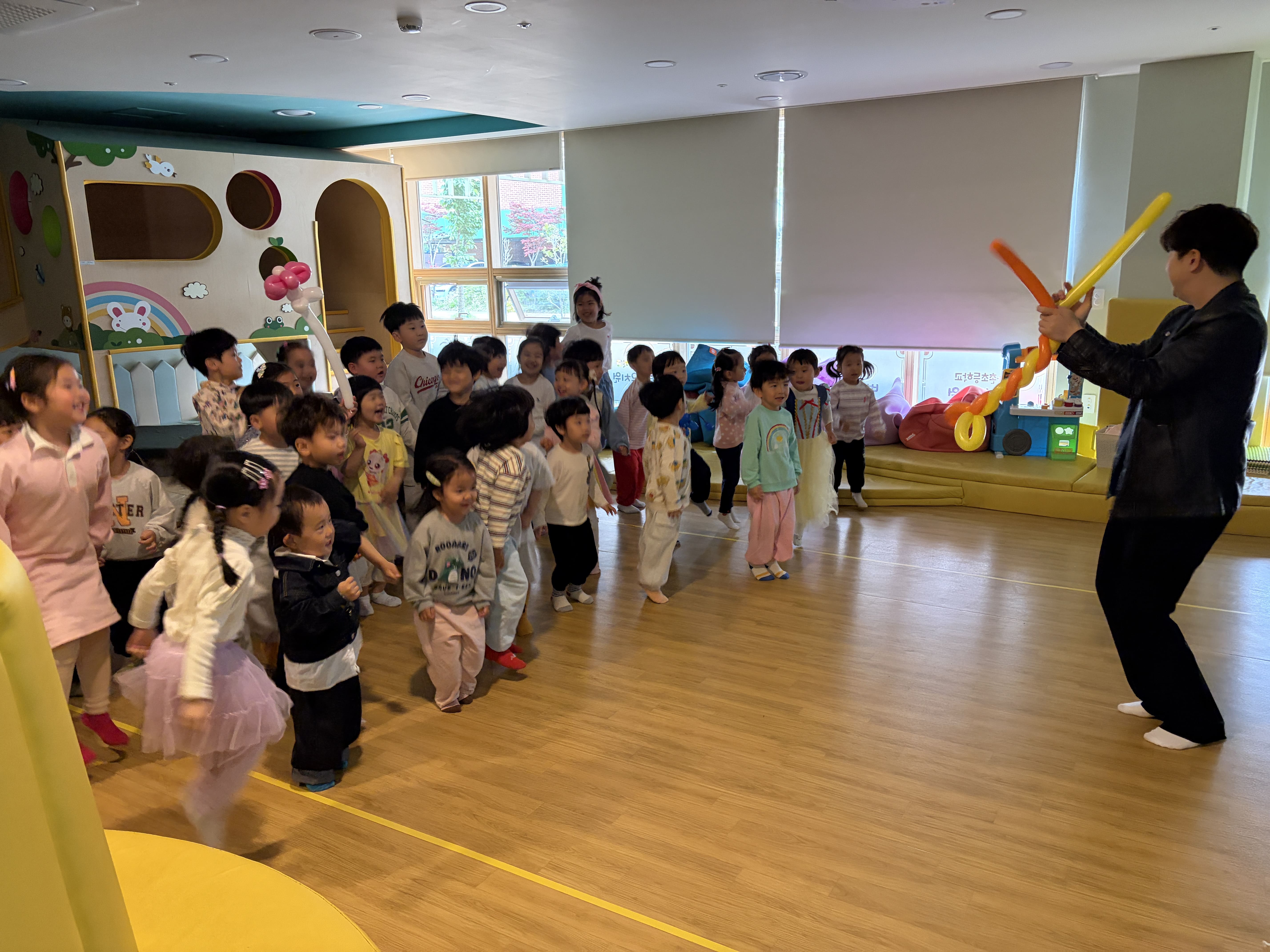 가촌초병설유, “웃음꽃 활짝! 매직벌룬쇼로 즐긴 신나는 어린이날” - 관련이미지3