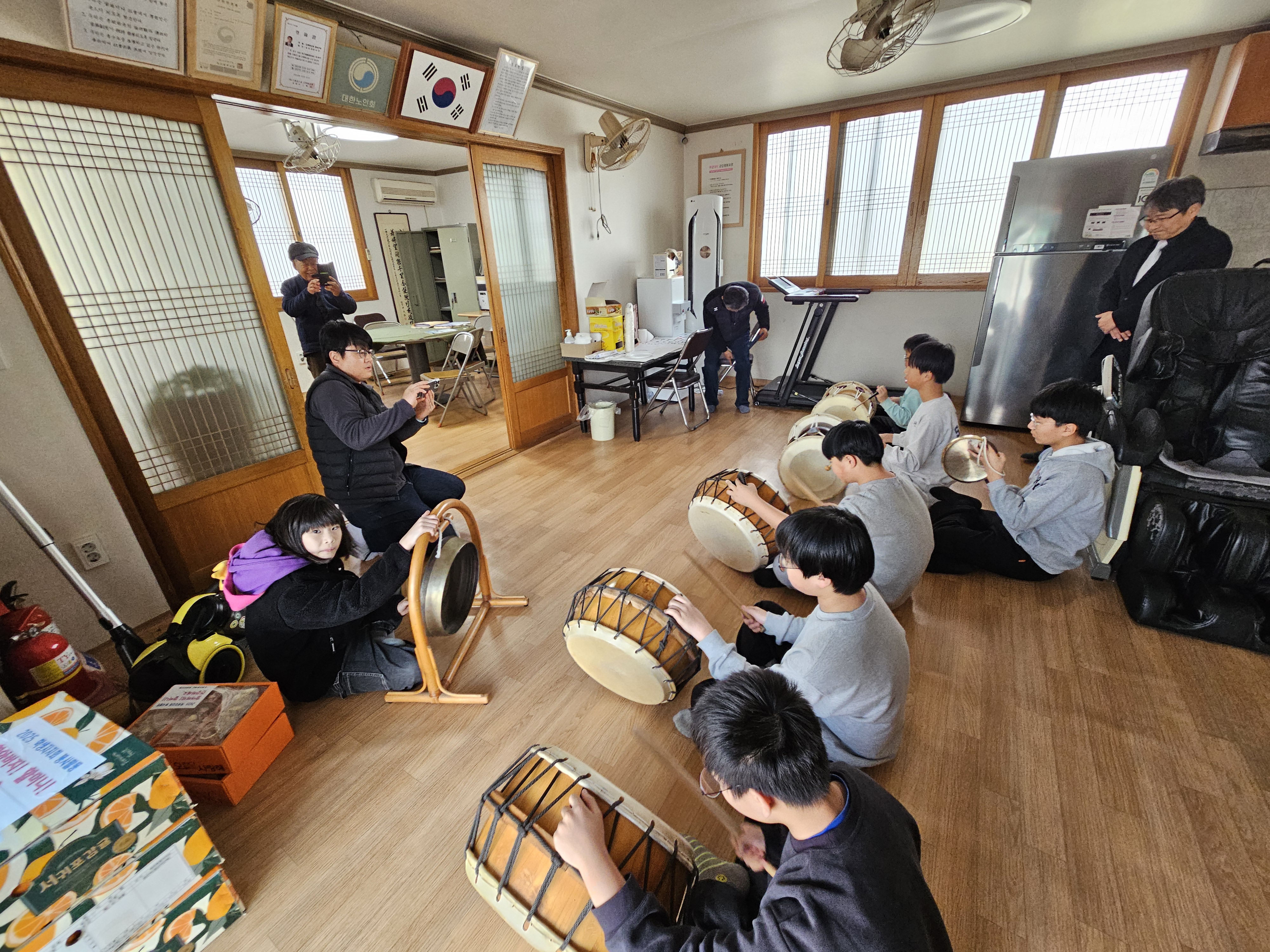 도천초등학교, 이웃사랑 봉사활동(-5~6학년 학생들의 덩~덕~쿵덕~ 행복한 나눔 실천-) - 관련이미지3