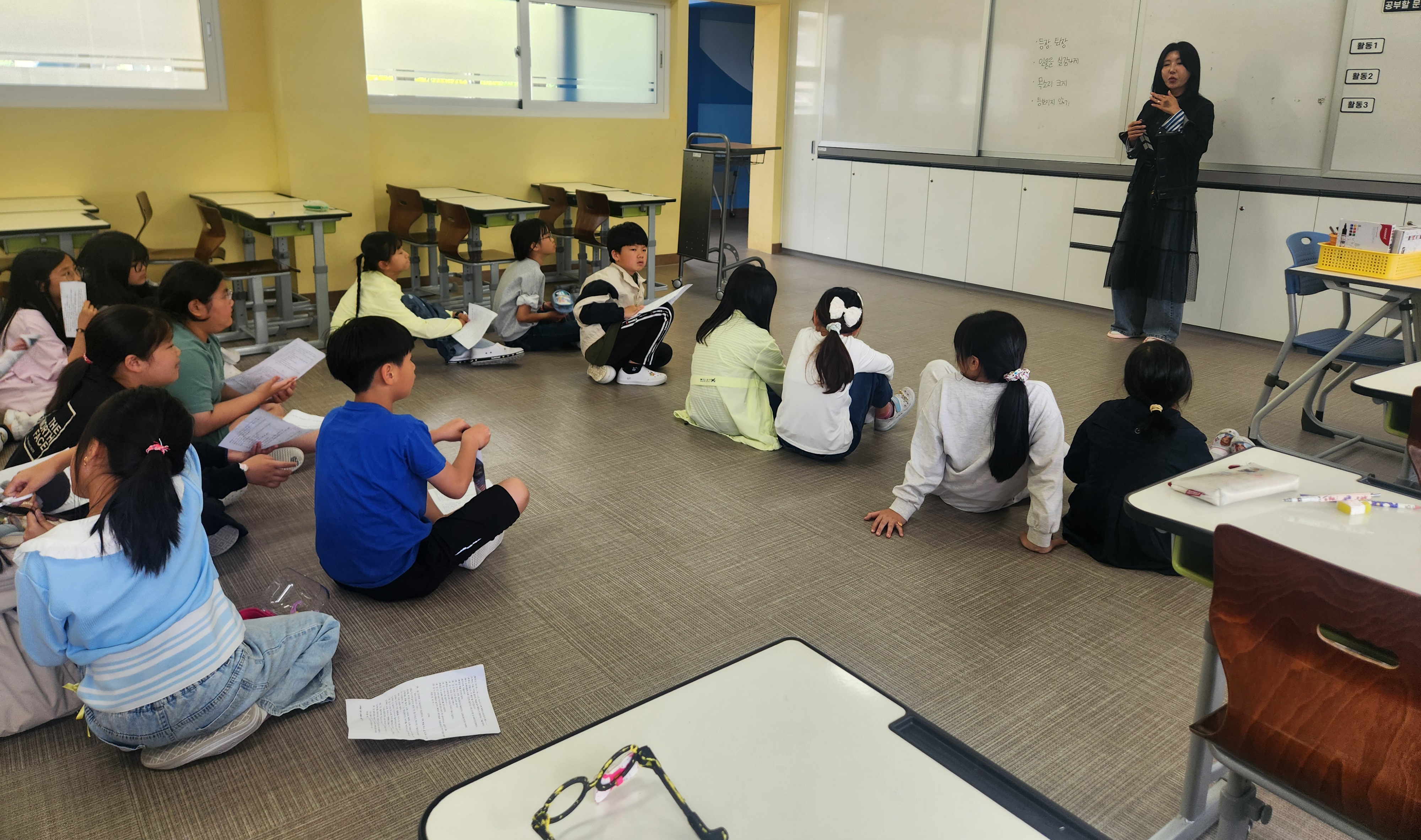 안의초, 영어연극으로 무대에 서다…표현력과 자신감이 자라나는 시간 - 관련이미지1