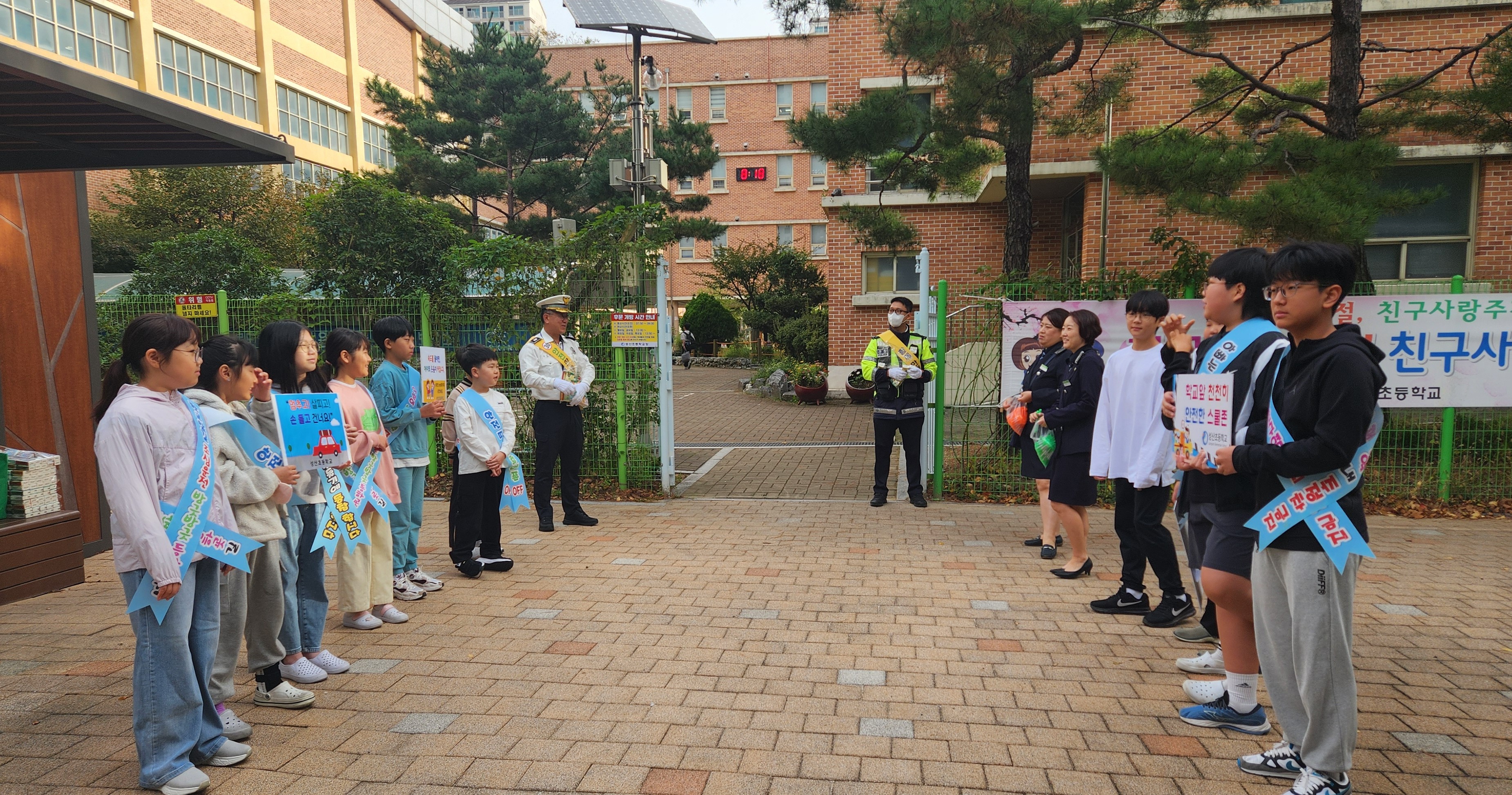 성산초등학교, 양산 녹색어머니 연합회와 함께 등굣길 교통안전 캠페인 펼쳐 - 관련이미지3
