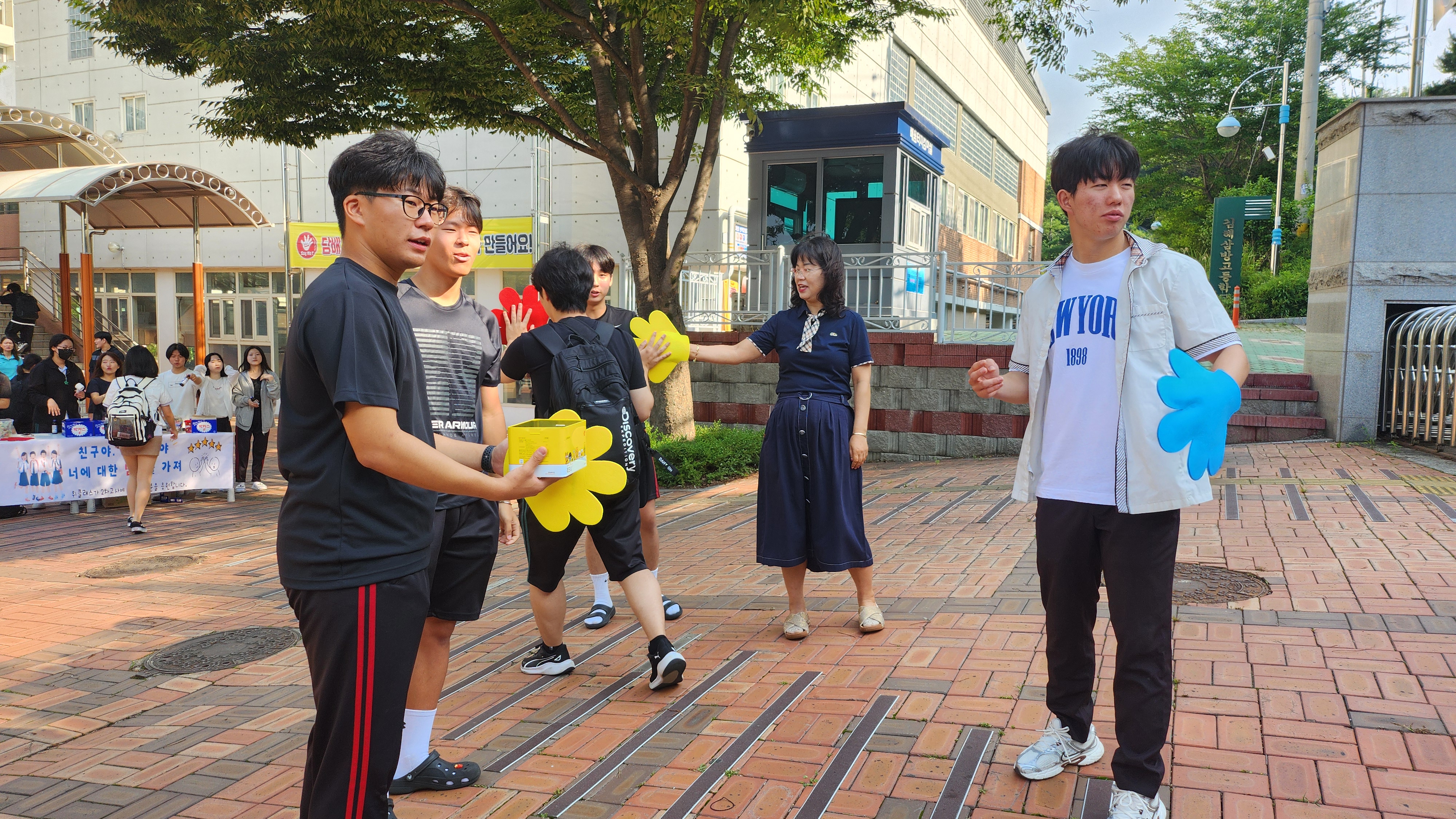 김해삼방고등학교, ‘등교길 하이파이브 데이’로 시험 스트레스 날려요. - 관련이미지1