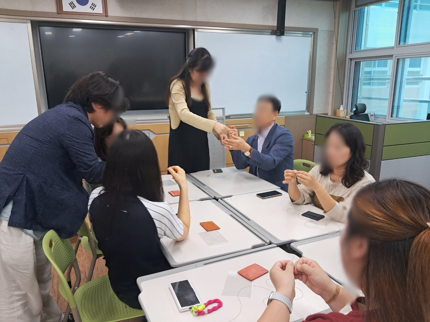 진주중앙고등학교, ‘가죽공예와의 만남’ 교사 성장 연수 실시 - 관련이미지1