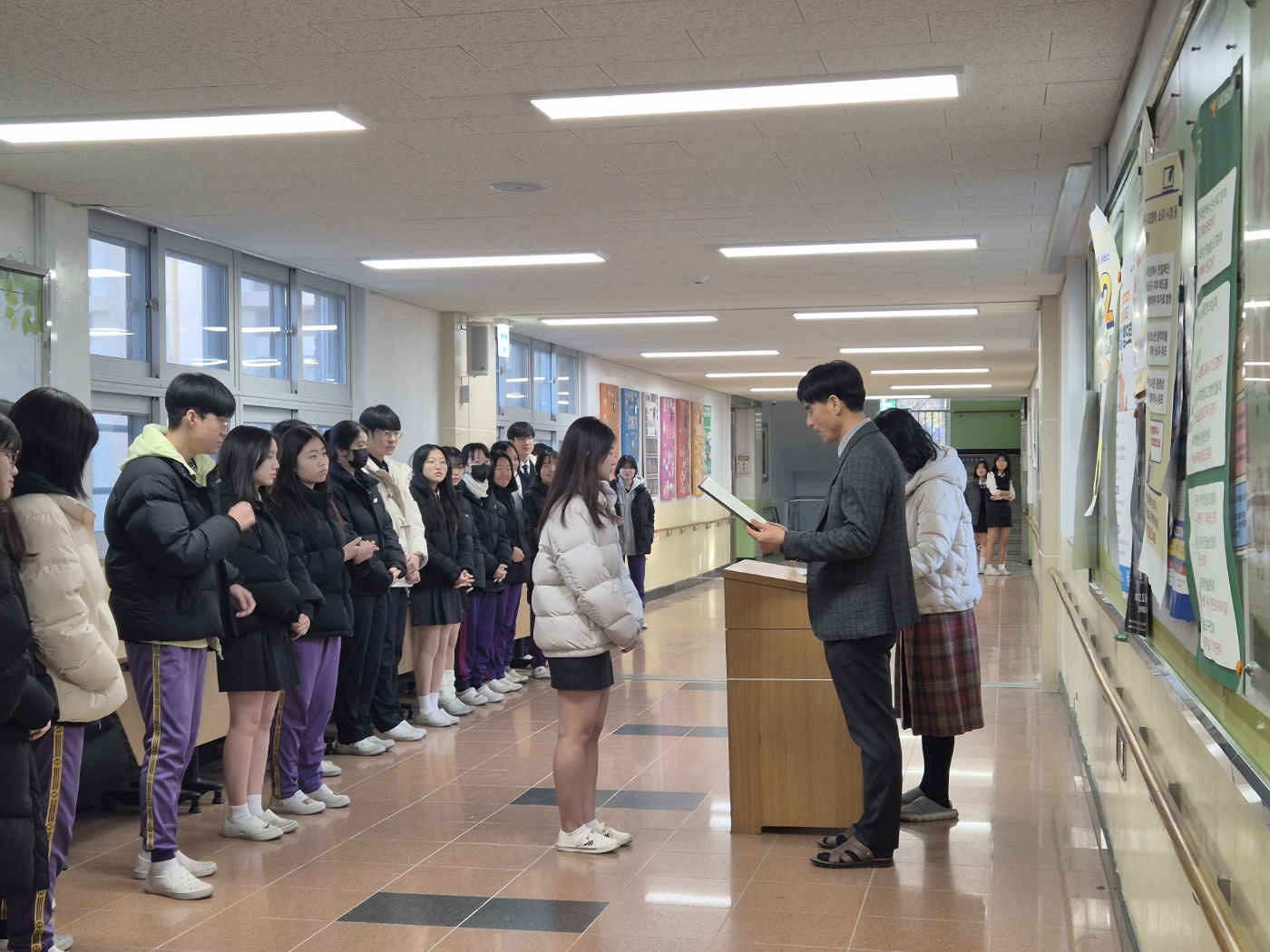 사파중학교, 지역연계 장학금 34명, 입학 축하 도서 110권 증정 - 관련이미지2