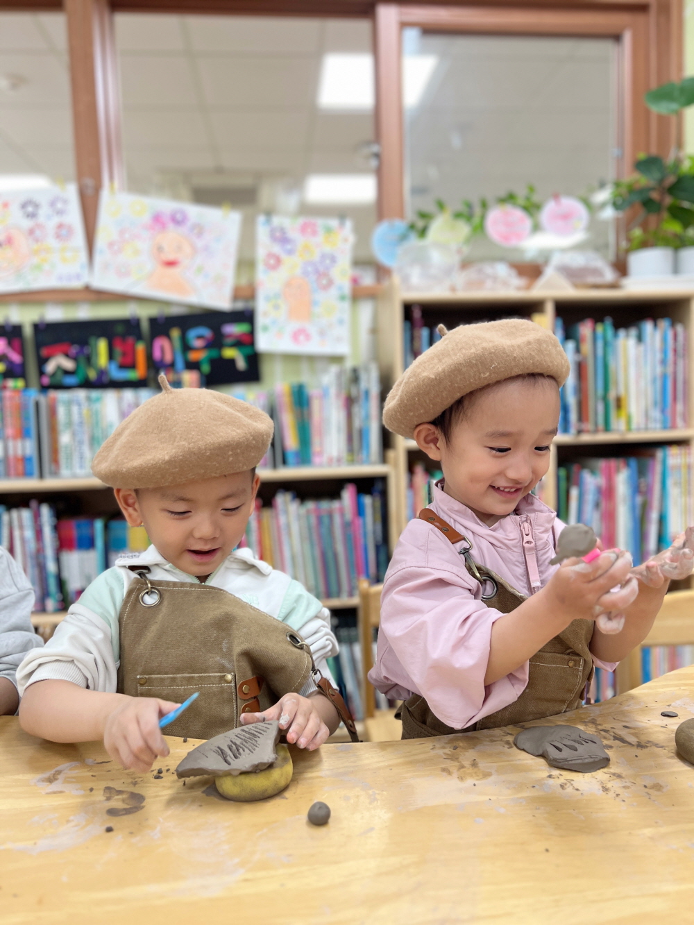 진해냉천초등학교병설유치원, 손 끝으로 빚는 봄‘도예가 직업체험’ 실시 - 관련이미지2