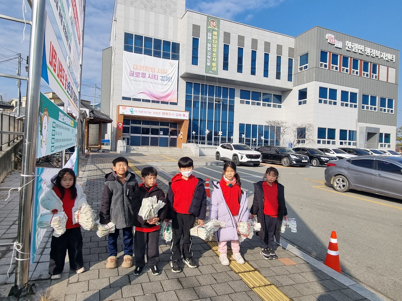 ‘한림초 1학년, 생활 속 실천으로 배우는 우유팩 재활용 환경교육’  한림면 행정복지센터 방문을 통한 자원 순환 과정 체험 - 관련이미지2