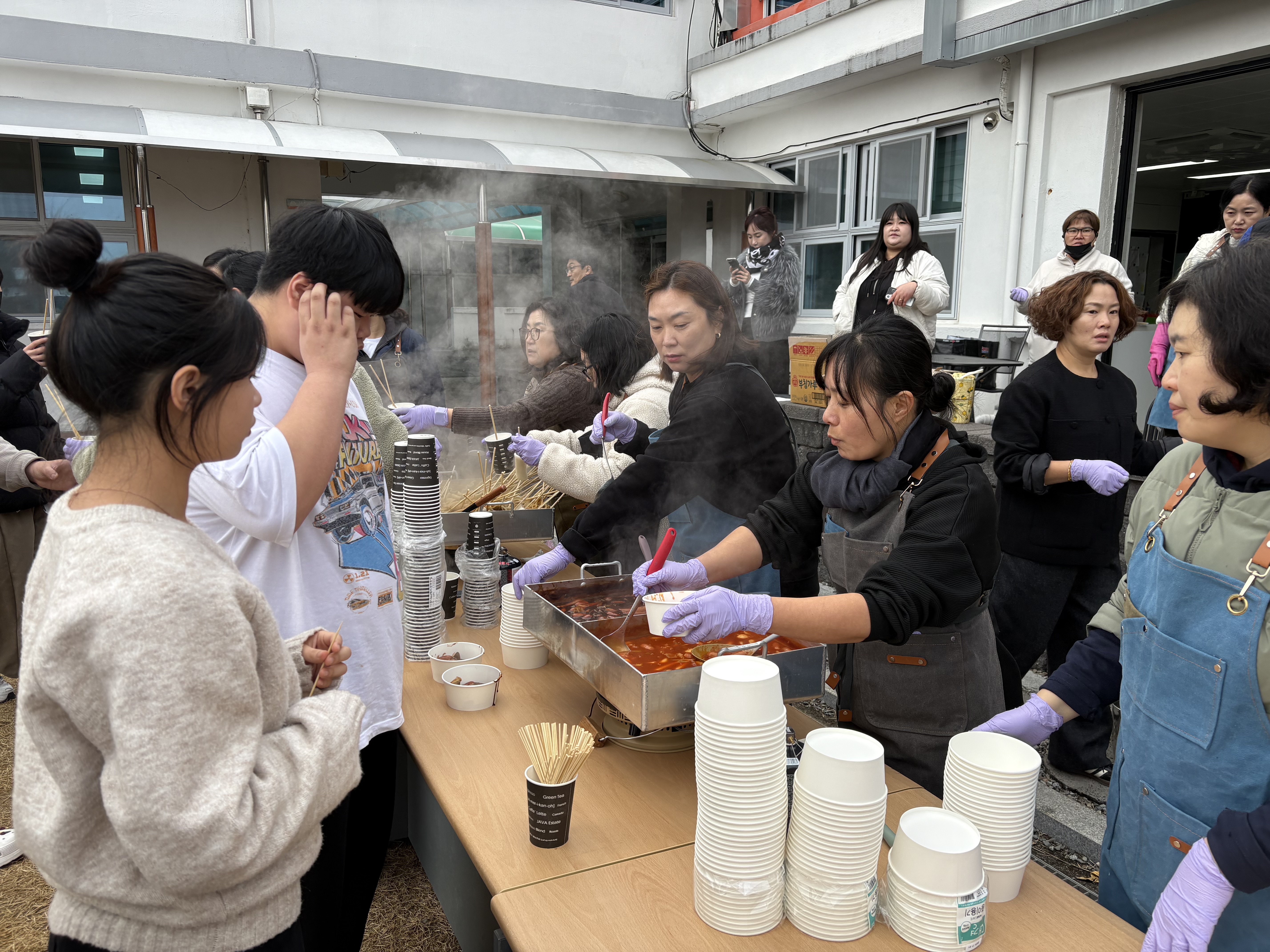 함께 웃고, 함께 뛰며, 함께 무대에 서다 - 관련이미지1