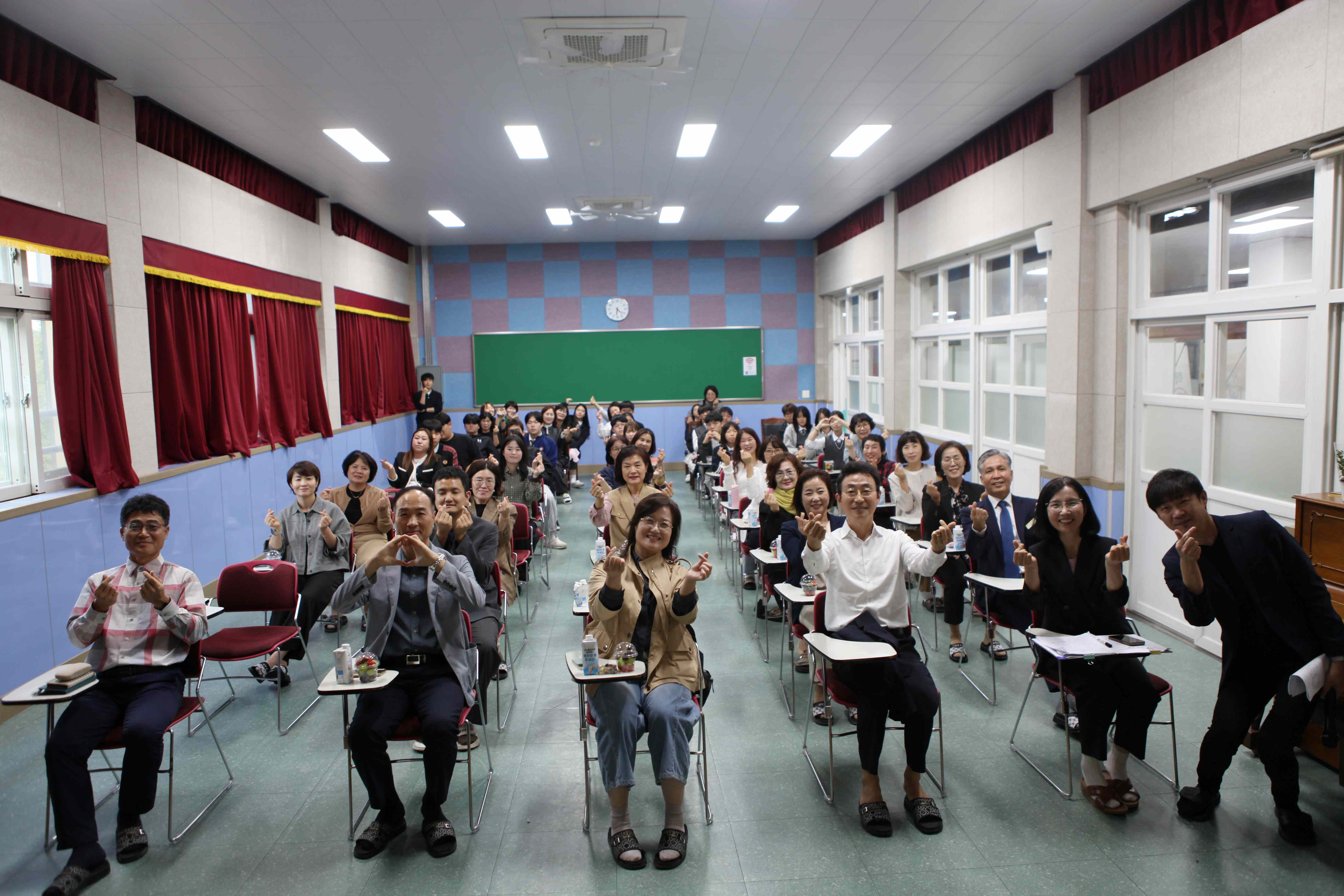 신반정보고, 지역민과 함께하는‘배움숲 맨발길’ 개장 - 관련이미지2