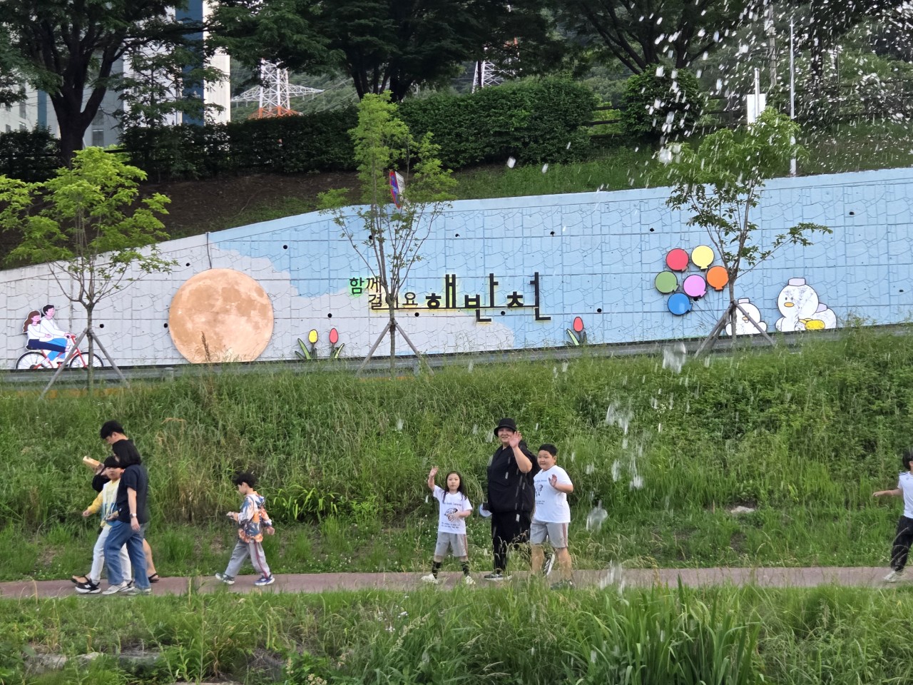 김해화정초, 「제1회 화정가족 달빛 해반천 걷기 행사」성황리 개최 - 관련이미지1