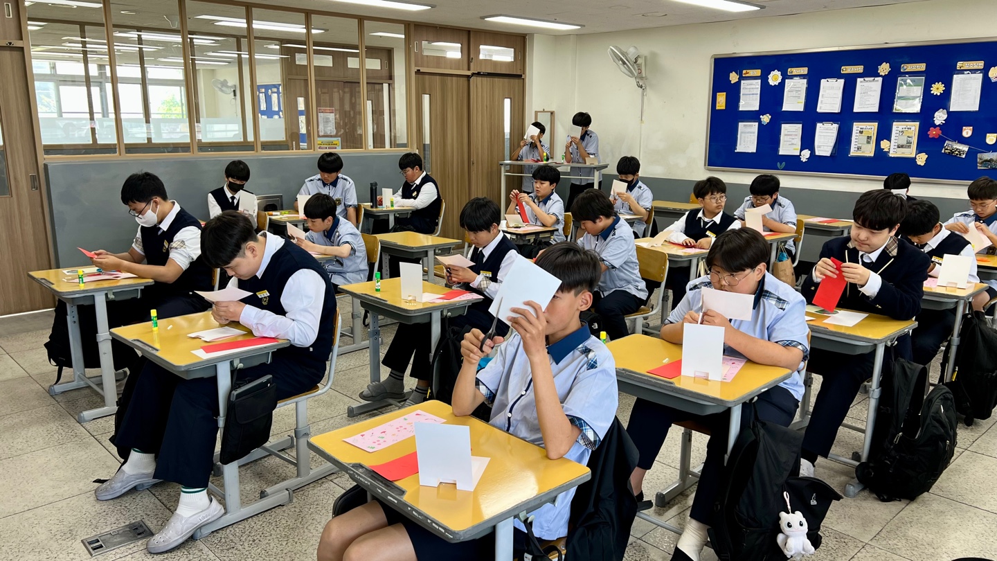 통영 동원중, 어버이날 맞이 기념 행사 실시 - 관련이미지2