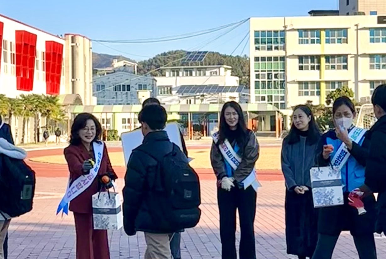 밀양교육지원청, 학교폭력(디지털성범죄)예방 및 교육활동 보호를 위한 캠페인 실시 - 관련이미지2