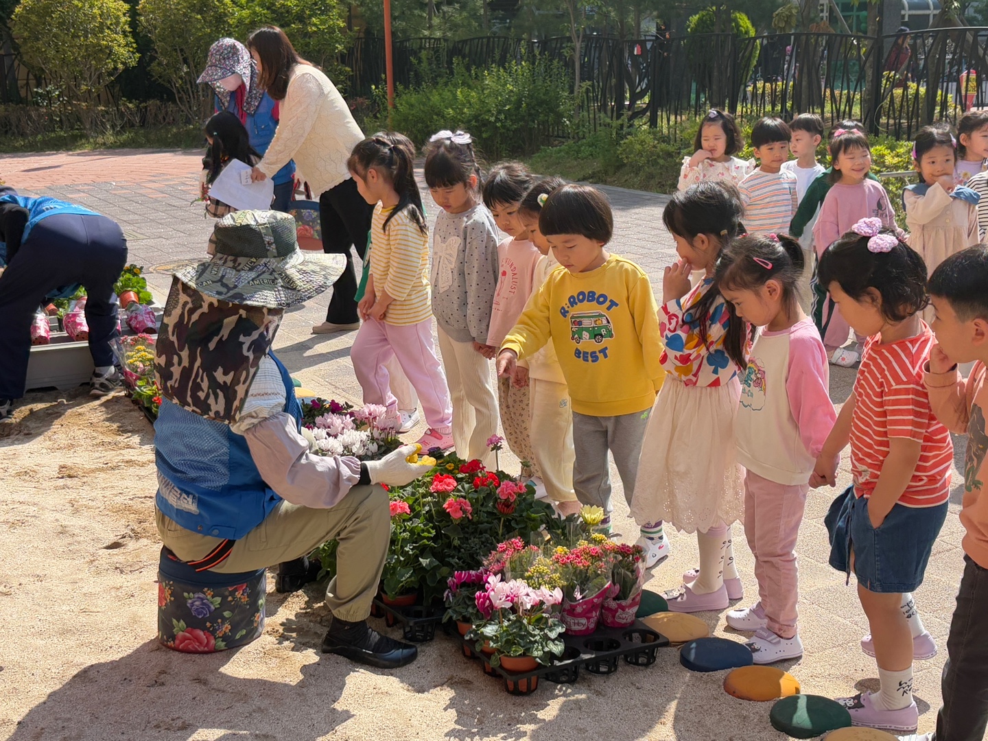 마산고운초병설유치원 생태교육- 꽃길을 걸어 텃밭으로 가는 우리 - 관련이미지2