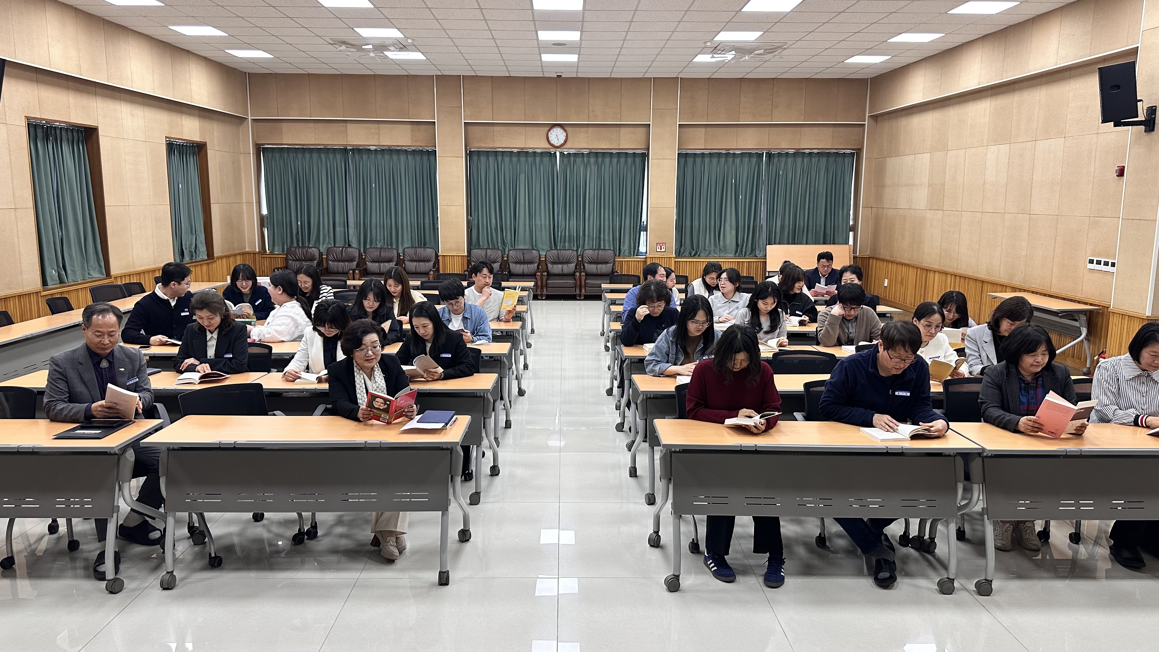 하동교육지원청, 교직원‘책 추천 릴레이 챌린지’실시 - 관련이미지1