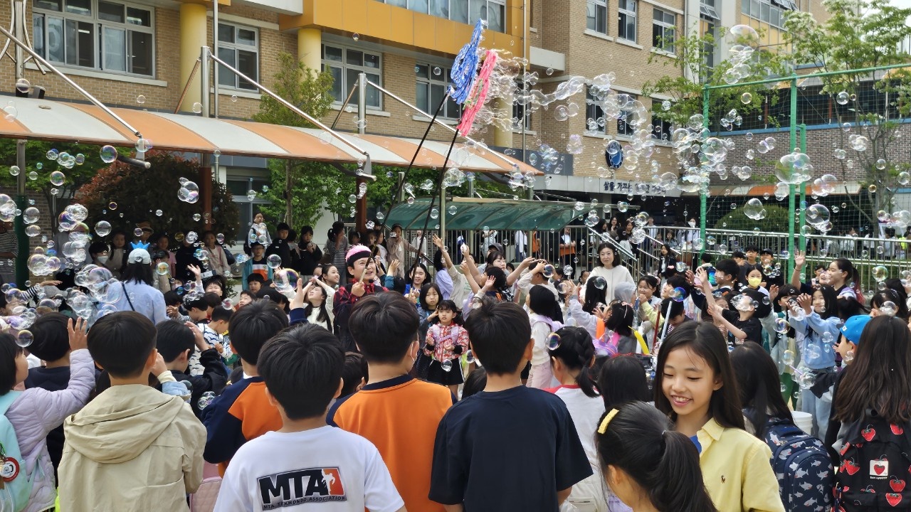 충무공초 학부모회, ‘사랑 가득 행복 나눔’ 어린이날 아침 맞이 행사로 즐거움 선사 - 관련이미지1