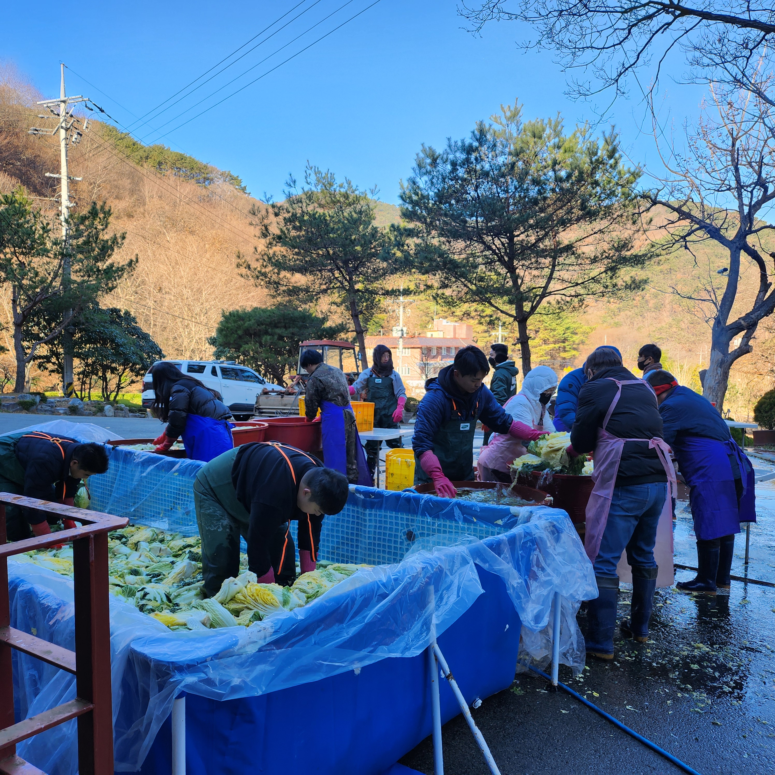 고성교육지원청,‘천사의 집’찾아 김장담기 봉사활동 펼쳐 - 관련이미지2