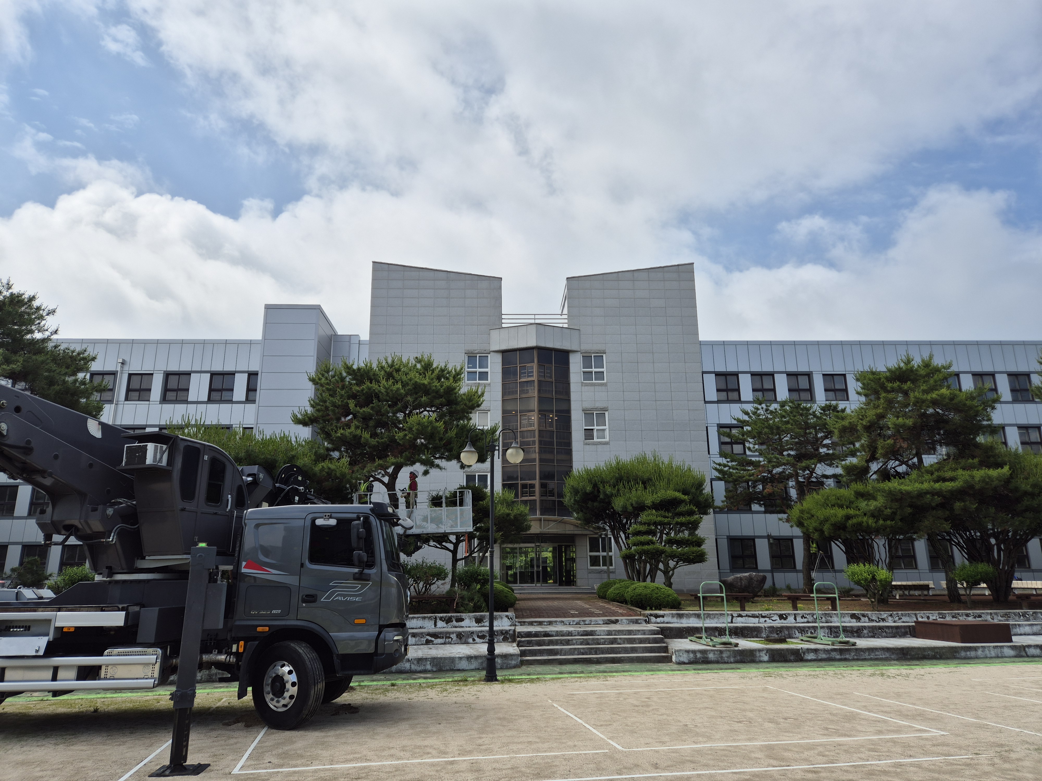 진주교육지원청, 상반기 학교 수목 전정 위탁 사업 본격 추진 아름다운 학교 숲 생태 보존과 중대재해예방하는 안전한 작업 환경 조성 - 관련이미지1