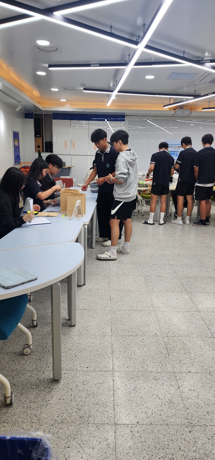  2025. 거제상문고등학교 ‘북마트 24’ 행사 개최 - 관련이미지1