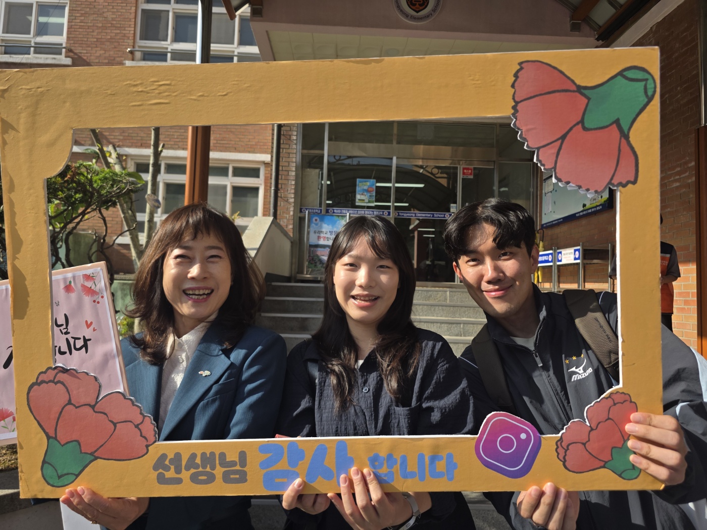 [통영교육지원청] 등굣길 관악 합주와 함께하는 ‘행복한 스승의 날 아침’ 운영 - 관련이미지1