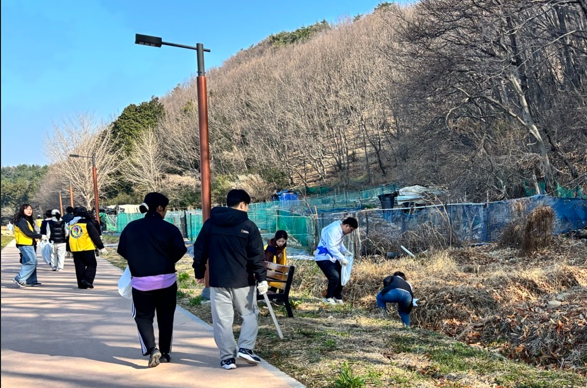 거제교육지원청, 청렴·환경 동행  「우리 둘(2)이, 가치 둘(2)이」 플로깅 활동 실시 - 관련이미지2