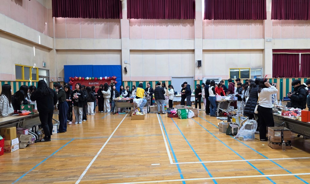 창원용남초, 사랑을 나누는 따뜻한 바자회 열어 - 관련이미지2