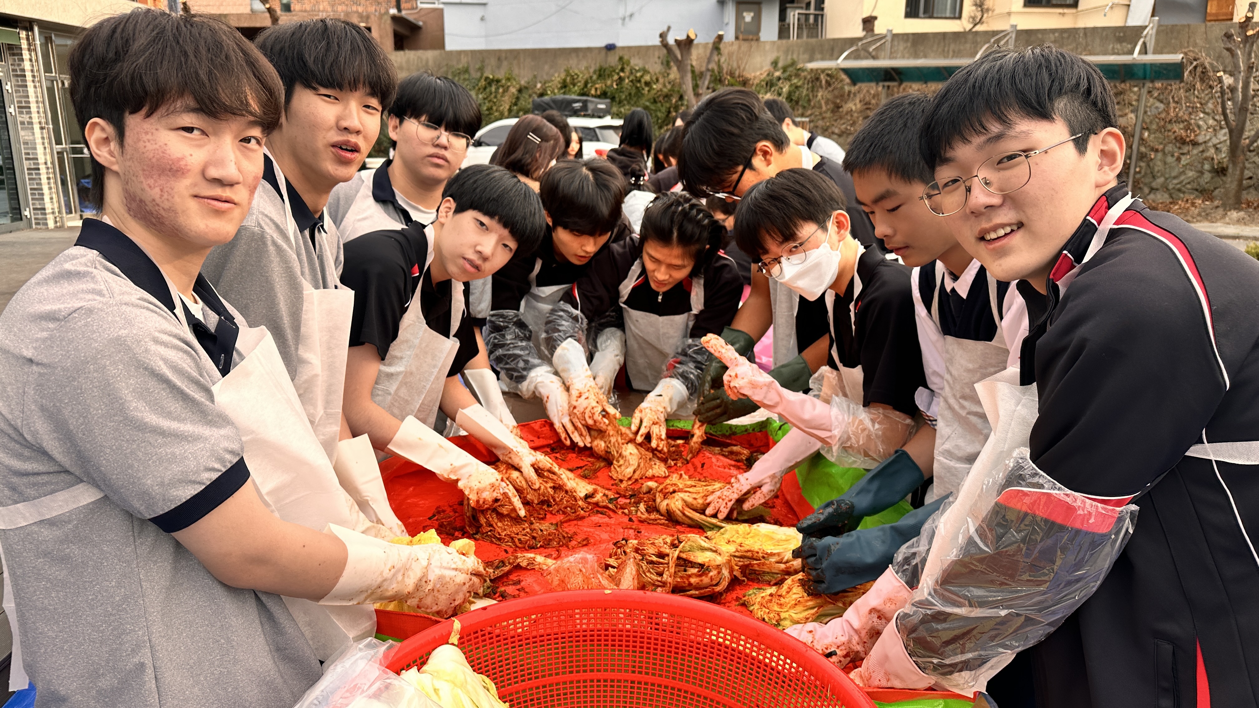 - “두 학기 동안 고맙게 먹었습니다.”  - 텃밭 배추로 김치 담가, 급식소 어머니께 선물한 학생들 - 관련이미지1