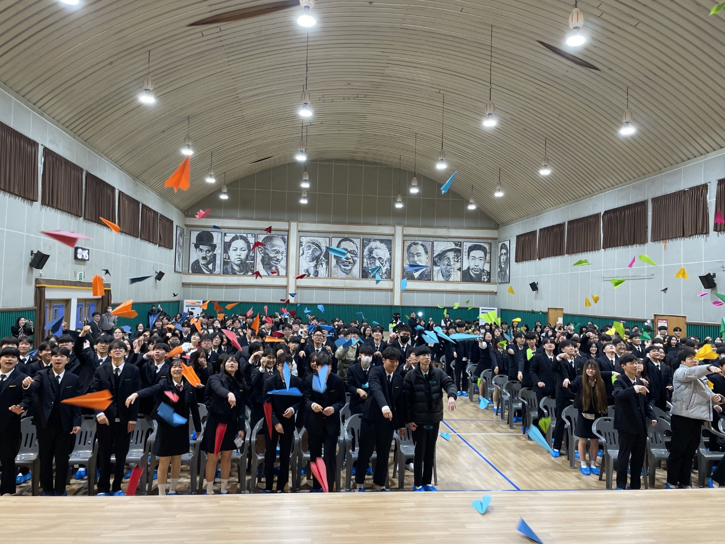 - 딱딱한 의례 생략, ‘토크 콘서트’로 전개된 효암고 입학식  - 3년 후 미래 담은 ‘종이 비행기’, “꿈을 향해 날아!” - 관련이미지1