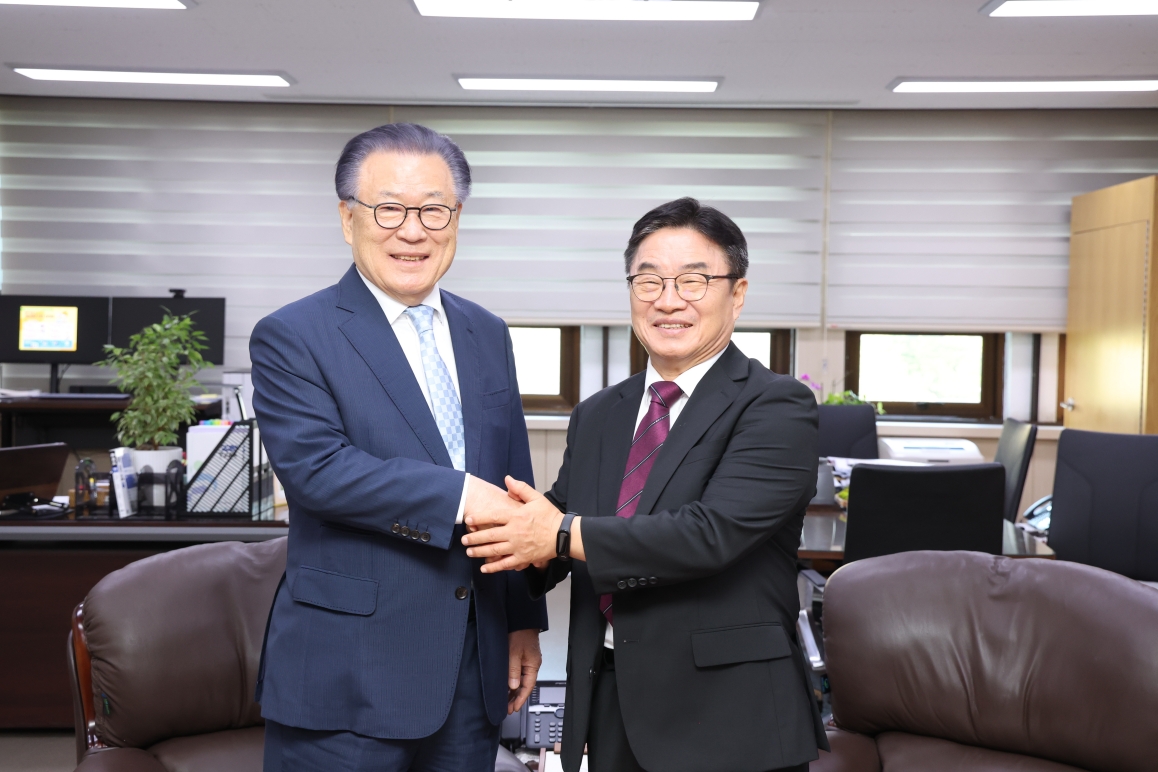 권순기 교육감·고영진 전 교육감, 경남교육 발전 위해 머리 맞대 - 관련이미지1