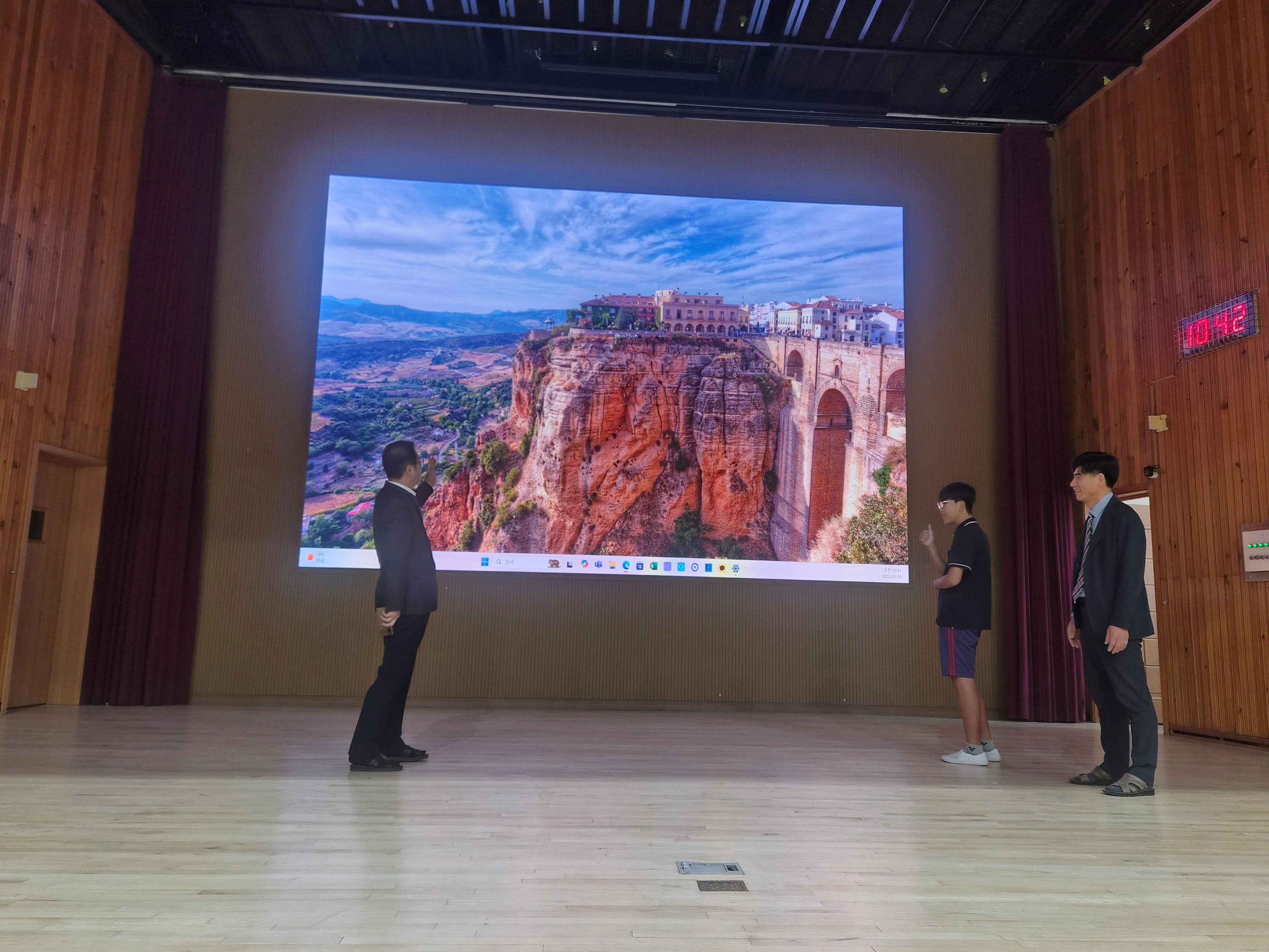 사파중학교, 강당 LED전광판 설치 사업 완료 - 관련이미지2