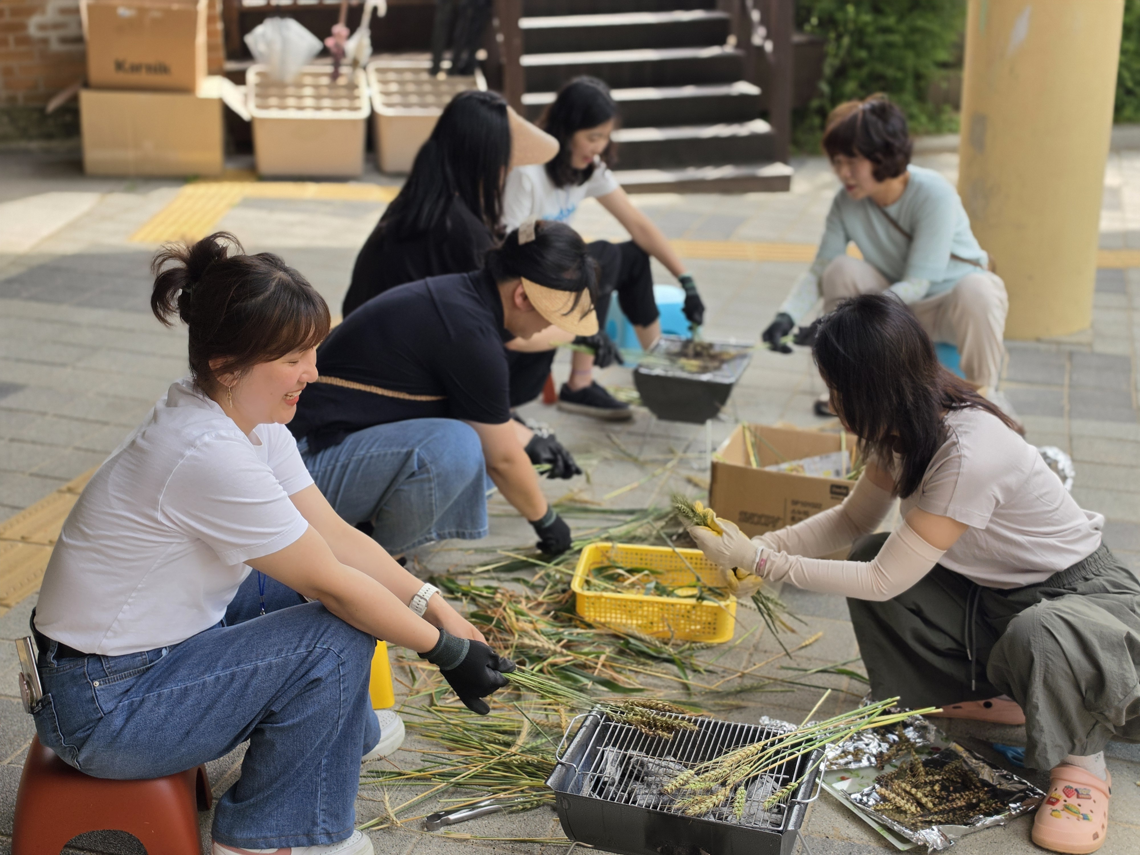 장유유치원 특색교육, ‘그을음 속에 피어나는 달콤한 추억, 밀사리 체험’ - 관련이미지2