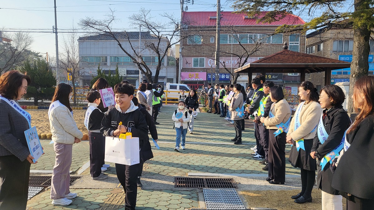 창녕 명덕초, 교육공동체와 함께한 아침맞이 합동 캠페인 - 관련이미지3