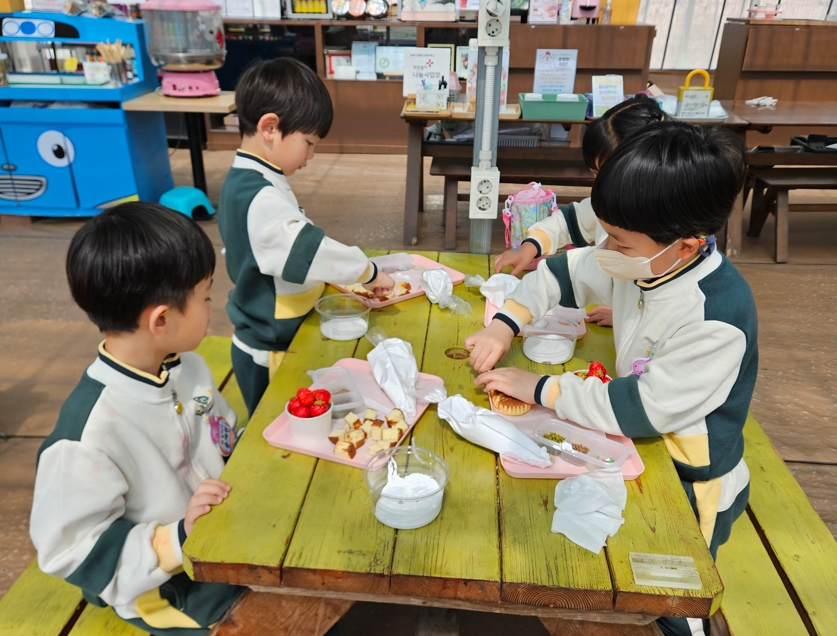진해유치원, 딸기 수확 및 요리 체험 실시  - 관련이미지3