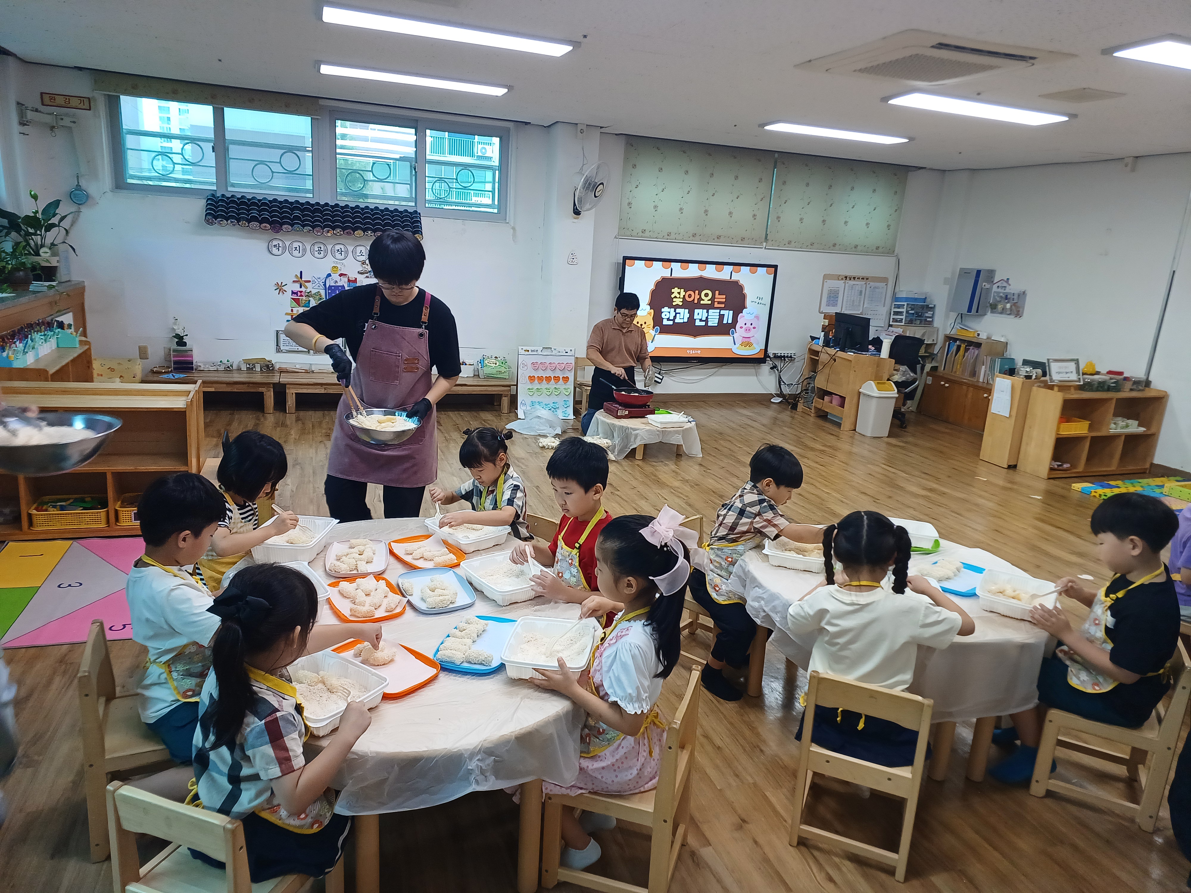  한울유치원,바삭바삭, 내가 만든 달콤한 한과를 맛보아요!  - 한과 및 오란다만들기 학부모 동아리 활동 및   한과만들기 체험 - - 관련이미지1