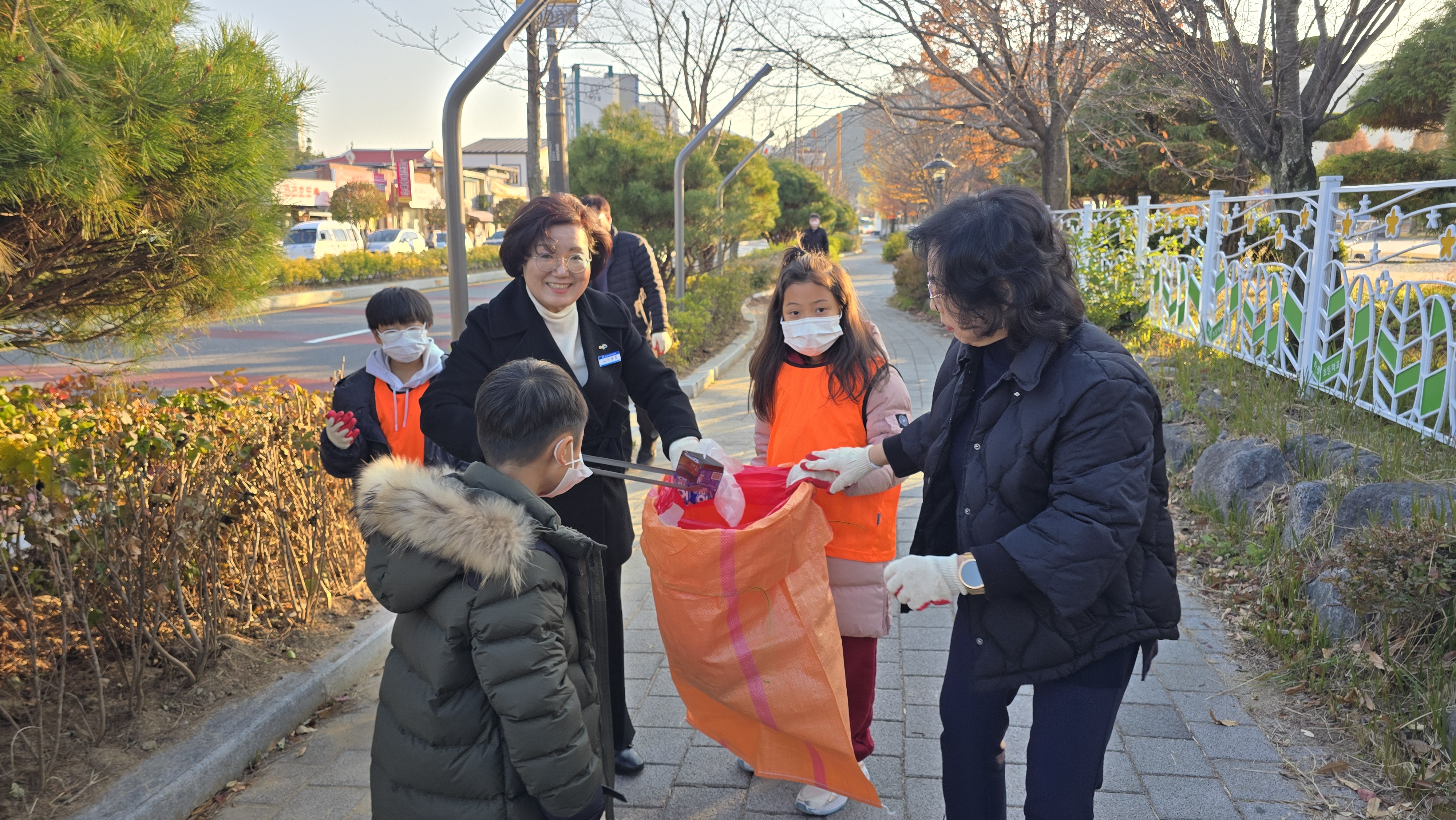 2025. 아동복지센터와 함께하는 마을청소 봉사활동 및 생태환경보호 캠페인 - 관련이미지1