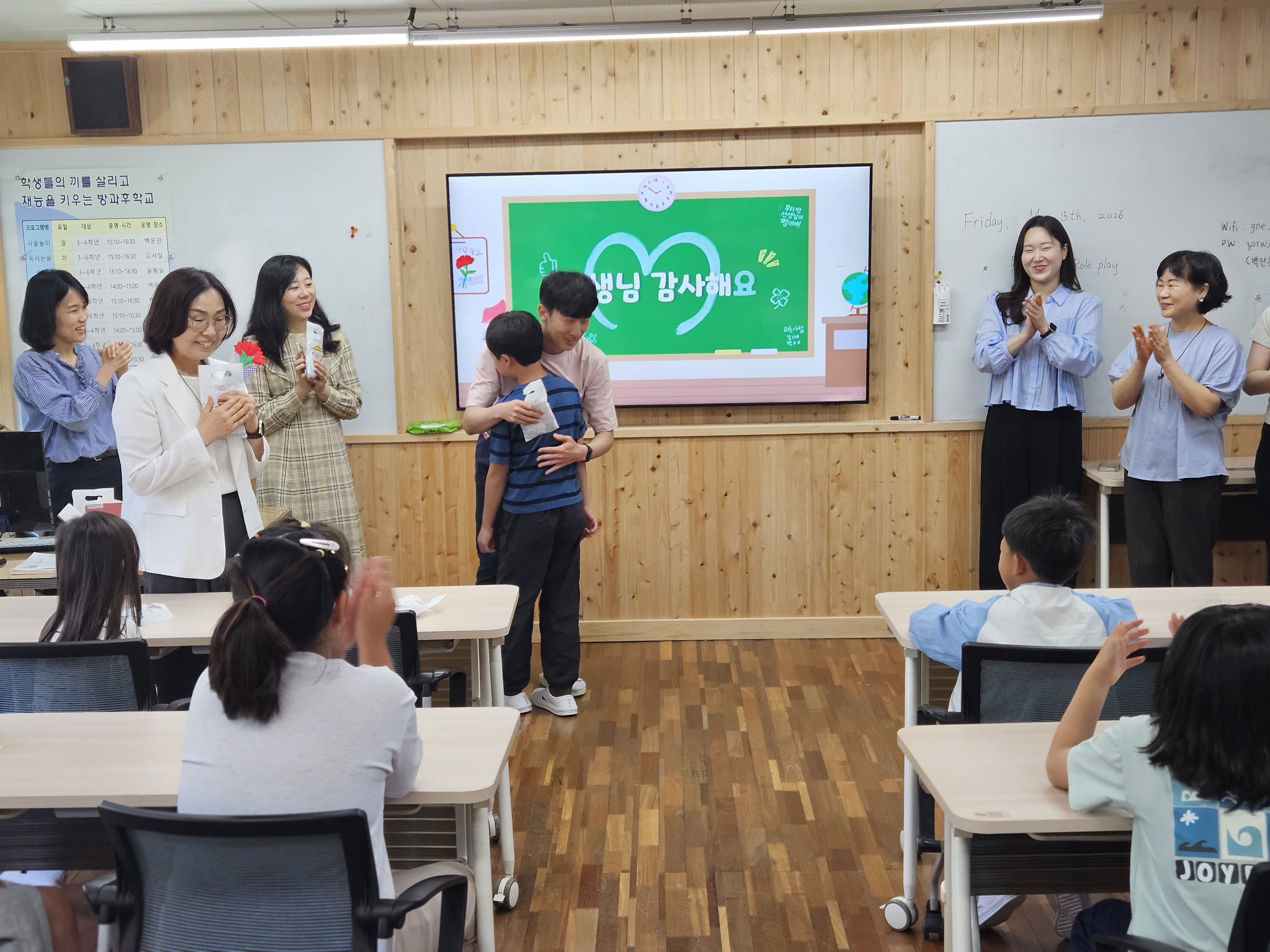 백전초, ”선생님 사랑해요!‶ 따뜻한 스승의 날(학생자치회 주관, 정성 가득한 카네이션 증정 및 감사 인사로 사제 간 정 나눠) - 관련이미지3