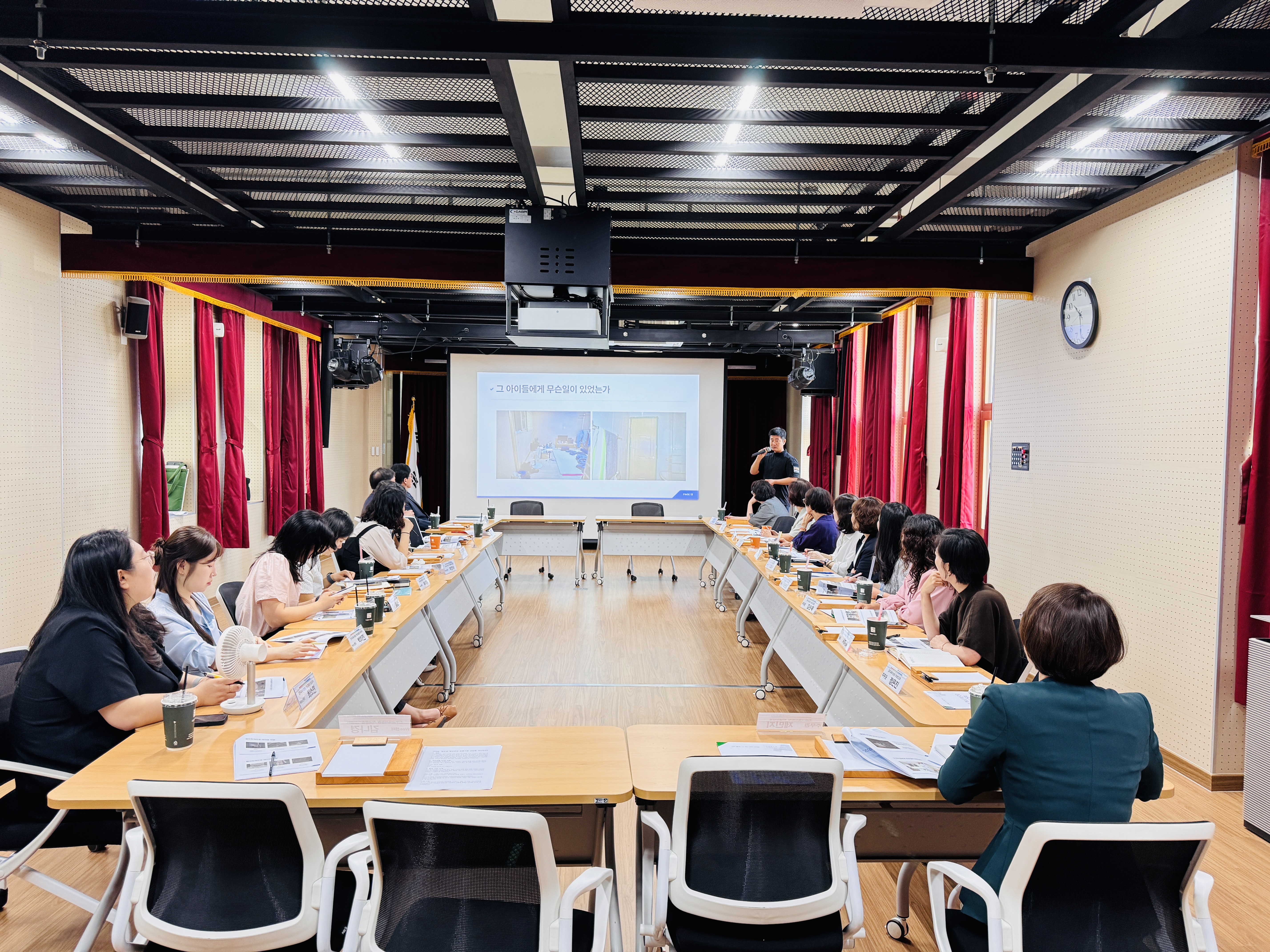 진주교육지원청, 청소년 정신건강 간담회 개최 -교육지원청·경찰·보건·복지 모두가 나서 조기 개입, 공동 대응에 나선다- - 관련이미지2