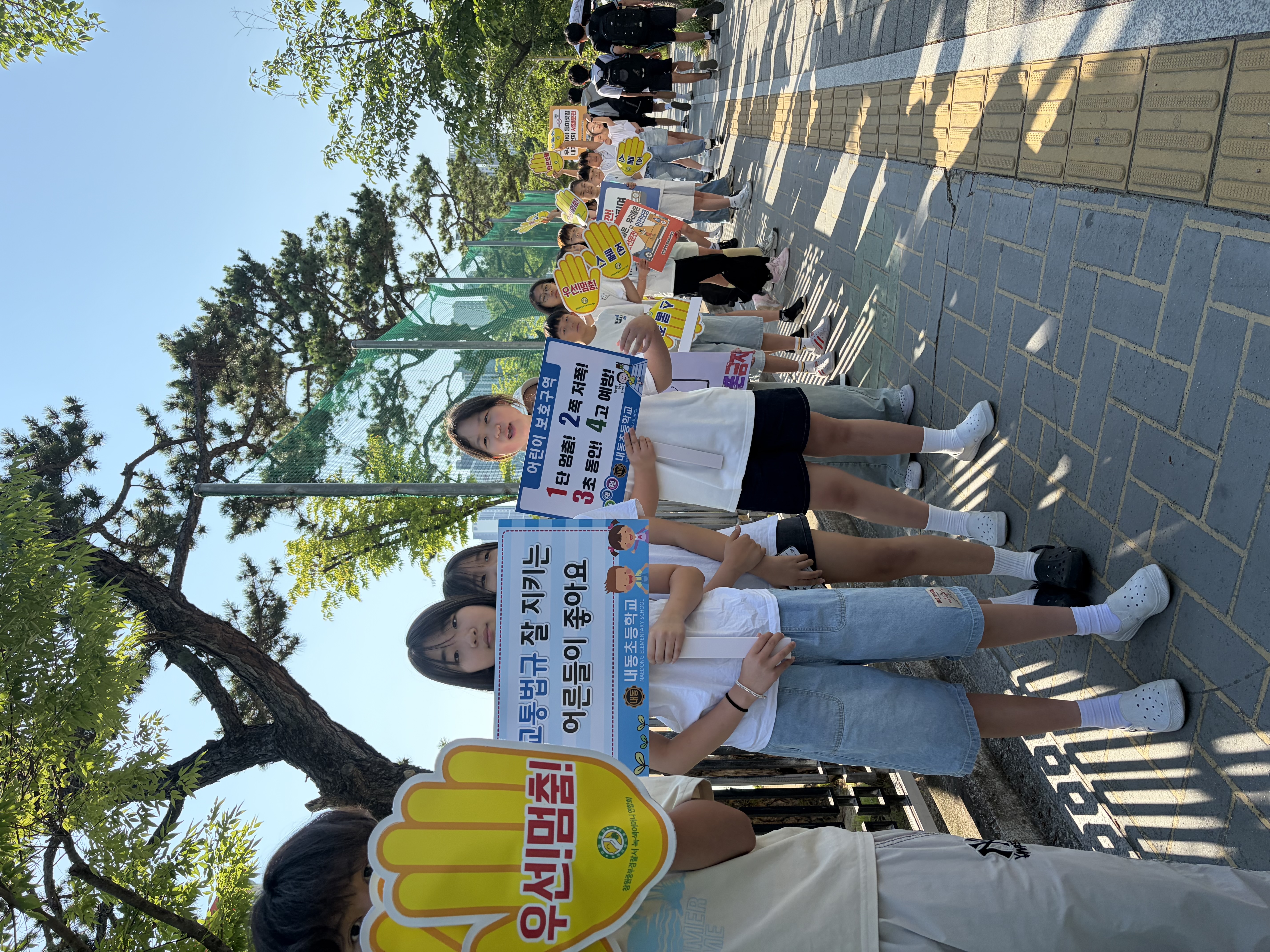 창원교육단지 10개 기관, 등굣길 안전 위해 ‘맞손’ 합동 교통안전 캠페인 전개 - 관련이미지1