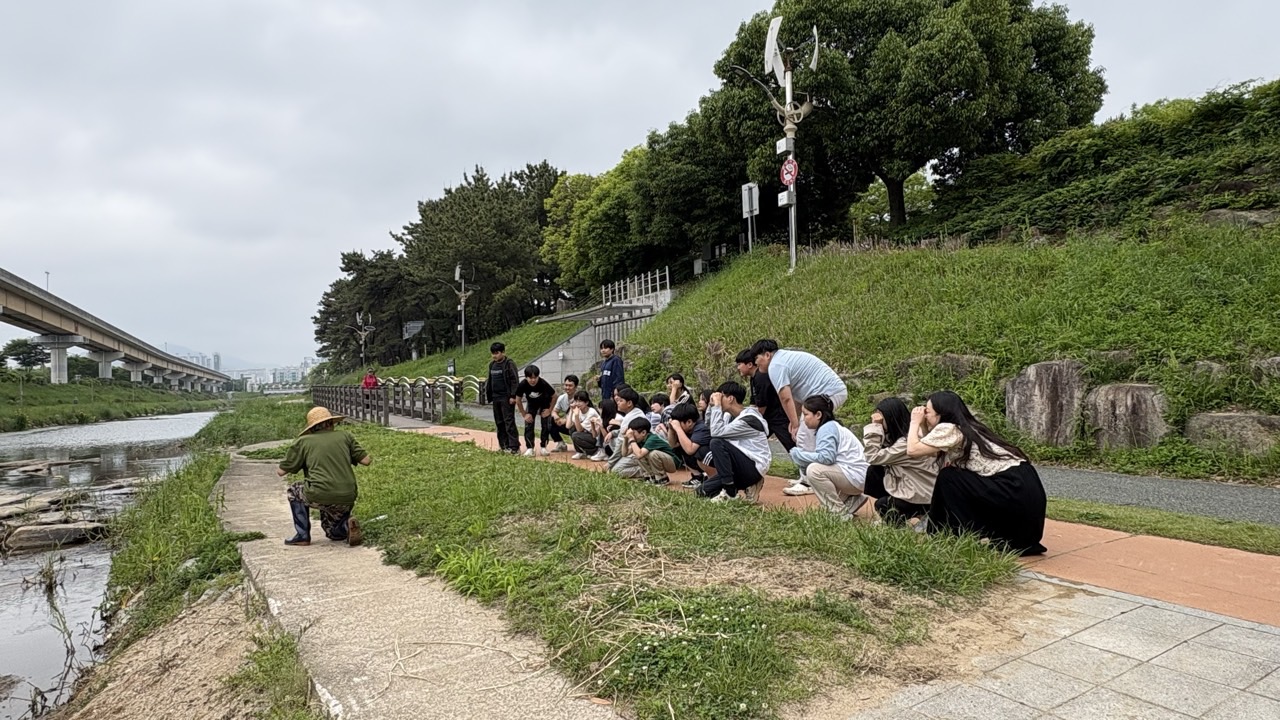 구봉초, 김해생태하천(ECO STREAM) 거점학교 구봉초 ‘해반천의 생물 관찰과 생물 다양성 이해’ - 관련이미지2