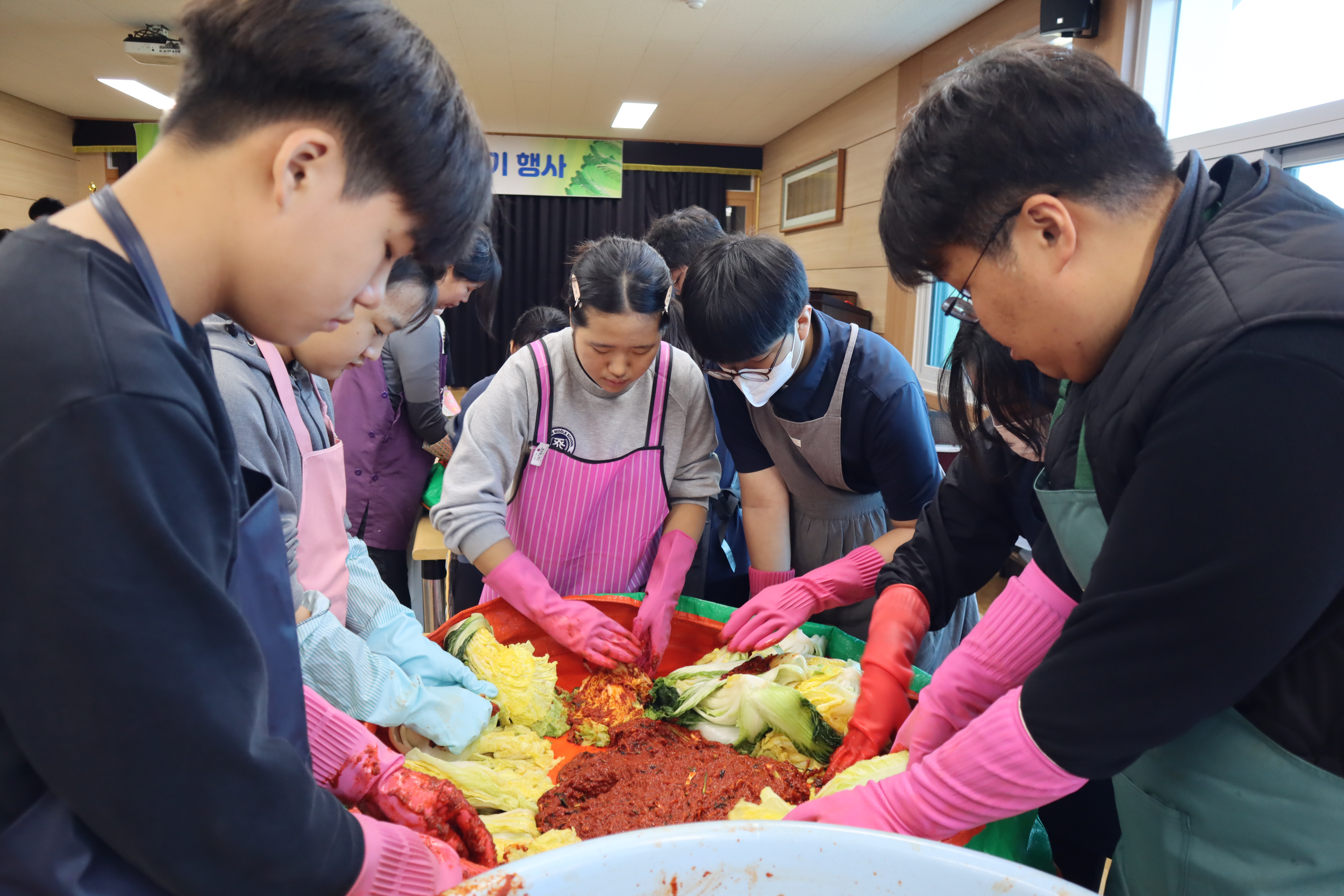 지정중학교, 정성 담은 김장 나눔으로 이웃사랑 실천 - 관련이미지1