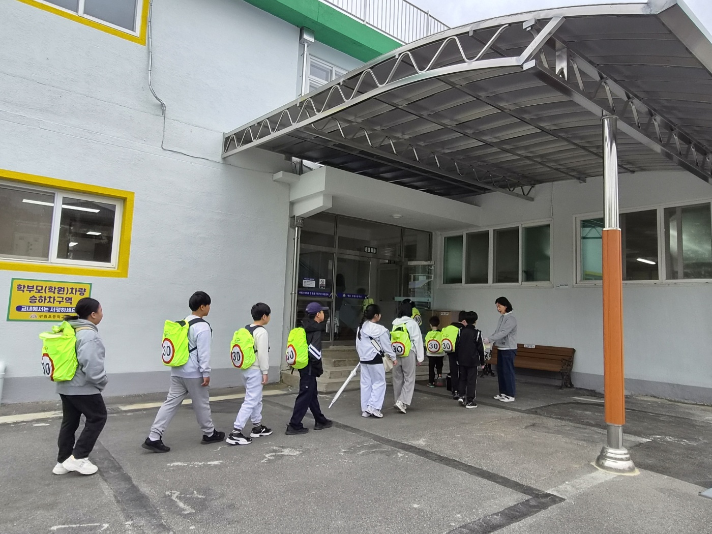 위림초, 신학기 맞이 가방안전덮개활용 캠페인 실시  - 관련이미지1