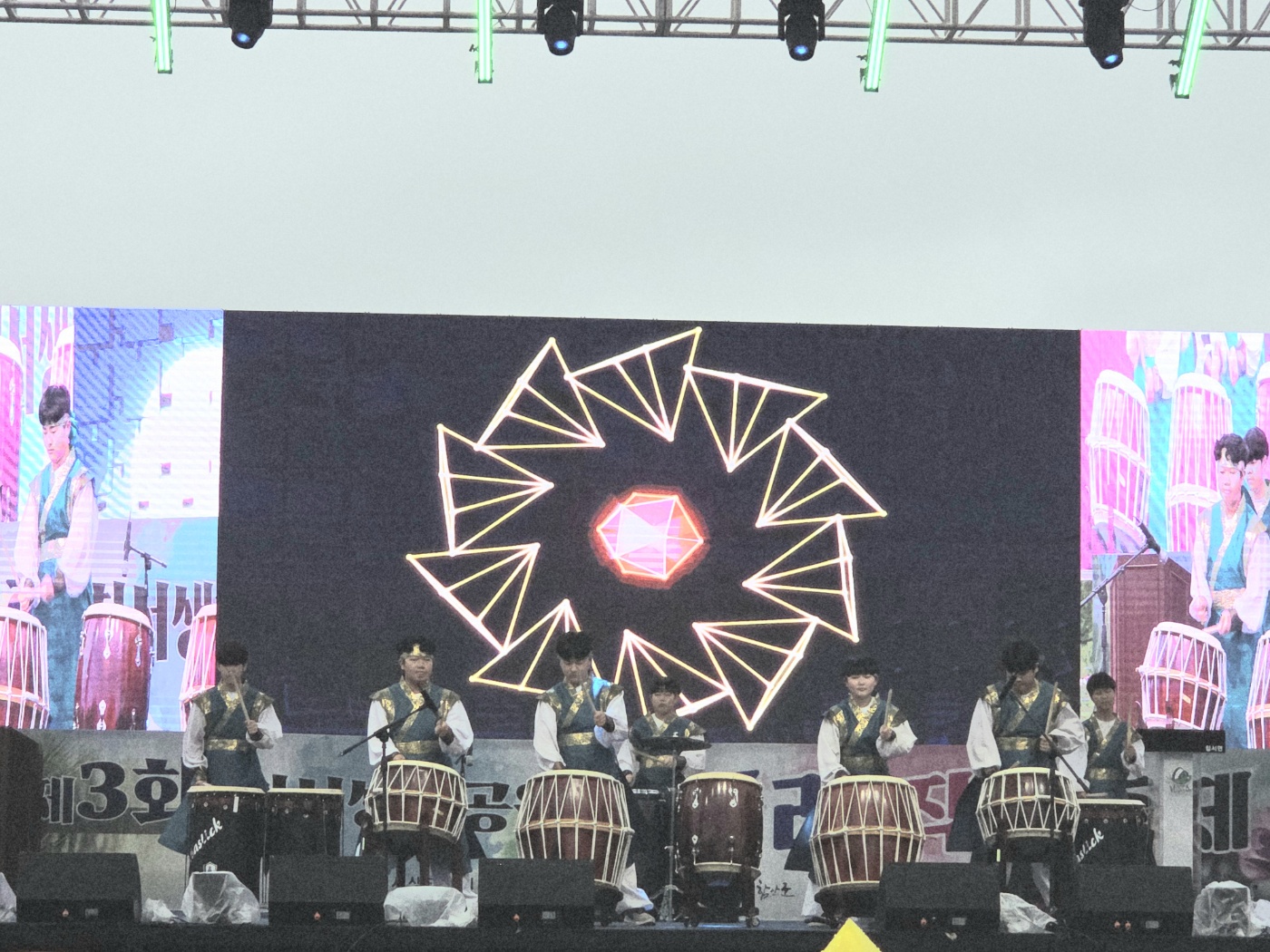 칠성중학교, 칠서 생태공원 청보리∙작약 축제에서 재능기부를 펼치다-지역축제에 재능기부 활동으로 식전 행사 축하 공연 실시 - 관련이미지1