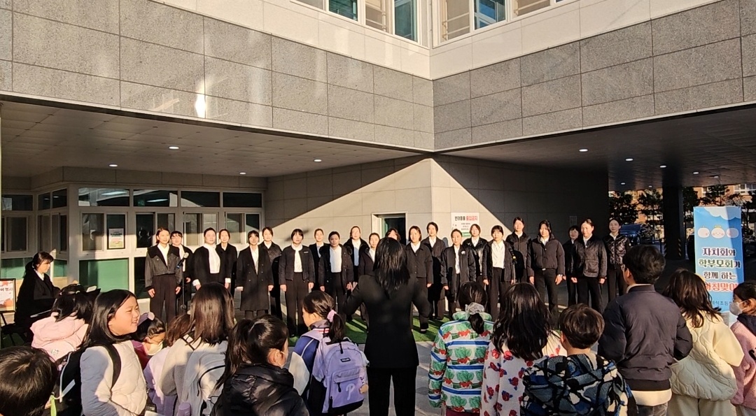 제석초, 학생자치회‧학부모회가 함께한 등굣길 ‘아침맞이 행사’실시 - 관련이미지1