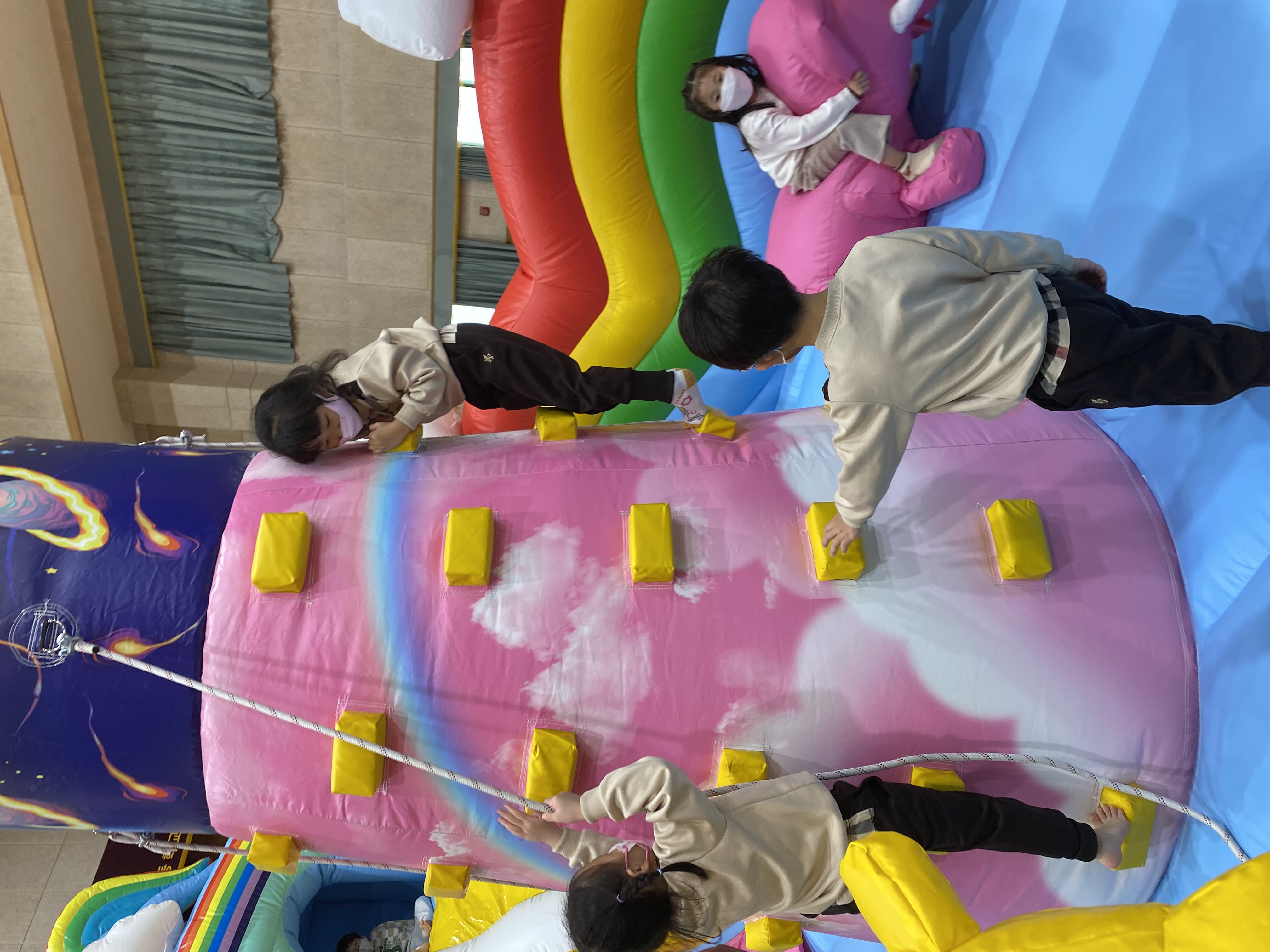 중동초등학교병설유치원, 놀이로 어울리는 에어바운스 체험 - 관련이미지3